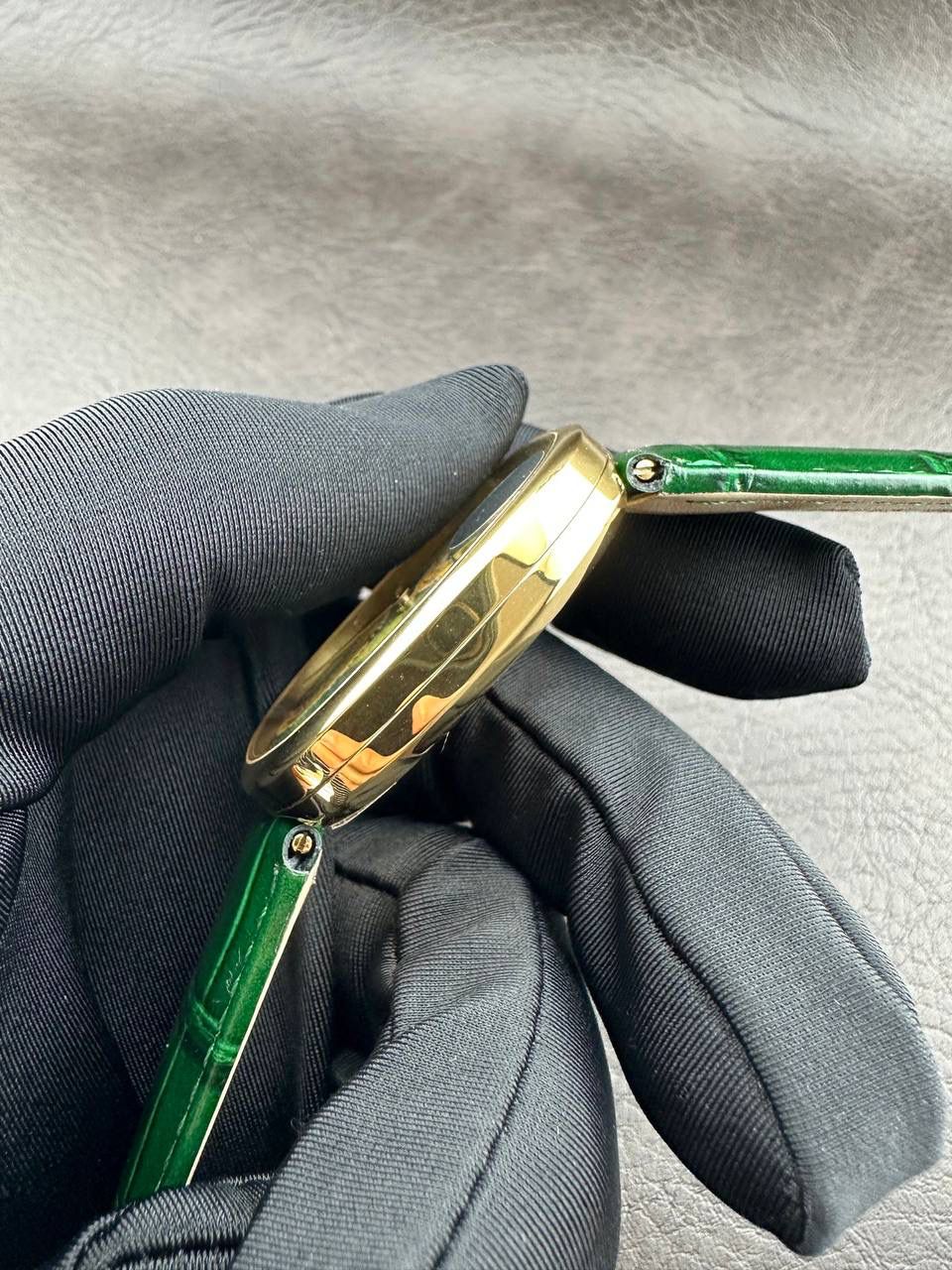 PP➕ Factory2025新品首发｜百达5738系列 68克配重版 复刻经典，更胜经典——GOLDEN ELLIPSE 黄金椭圆腕表重磅登场！ ✅ 黄金分割美学重塑：遵循1:1.6181经典比例，34.5MM×39.5MM椭圆表径搭配7.7MM纤薄厚度，复刻古典韵味与佩戴舒适度。 ✅ 316L精钢表壳：介于圆形与矩形之间的别致椭圆轮廓，还原原版线条张力，质感细腻出众。 ✅ 3D立体云贝母表盘：专属浮雕打印工艺，折射神秘深邃光泽，告别市面暗淡平庸款，上手自带高光。 ✅ 定制进口小牛皮表带：21X16尺寸对版原配，搭配同型椭圆表扣，与表壳设计遥相呼应，贴合手腕更显格调。 ✅ 9015精准机芯：走时稳定精准，兼顾实用性与耐用性，日常佩戴无压力。 PP➕不做“远观款”，只为呈现最接近原版的真实佩戴体验——从细节质感 to 上手触感，每一处都经得起近距离审视，让经典韵味在腕间完美延续！