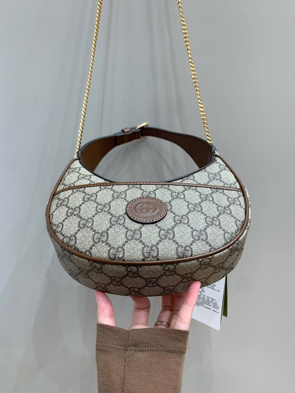 新背景实拍正品级 。Gucc1 Ophidia月牙包 （原厂皮高版) 这只也是我的心头爱，永远的经典款 是一秒心动的感觉，两个设计， 一个链条斜挎，一个可以腋下，现在的设计真的太卷，不仅要好看还要多样化满足不同的需求， 经典不变的元素更加值得收藏，绝对会惊艳到你！ 这只小可爱很复古时尚！👜✨ 型号726843 尺寸21.5x11x5cm