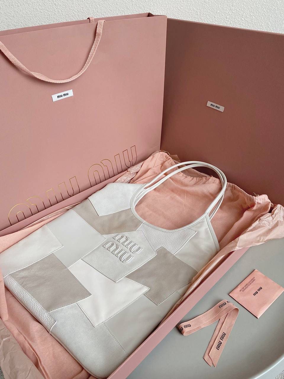 🈶拼接白 𝗠𝗶𝘂𝗠𝗶𝘂托特，大爆款 白色拼皮简直就是甜酷代名词！ 简约精致的设计真的好耐看 不同色系拼接有点流浪感又透着高级 色彩搭配温暖而富有层次，加上轻微的做旧 New vintage风的质感，很特别 整体造型非常慵懒惬意，保证了舒适性和实用性的同时还兼顾了美观性 时尚，非它莫属了！ 35×40cm #F0110m