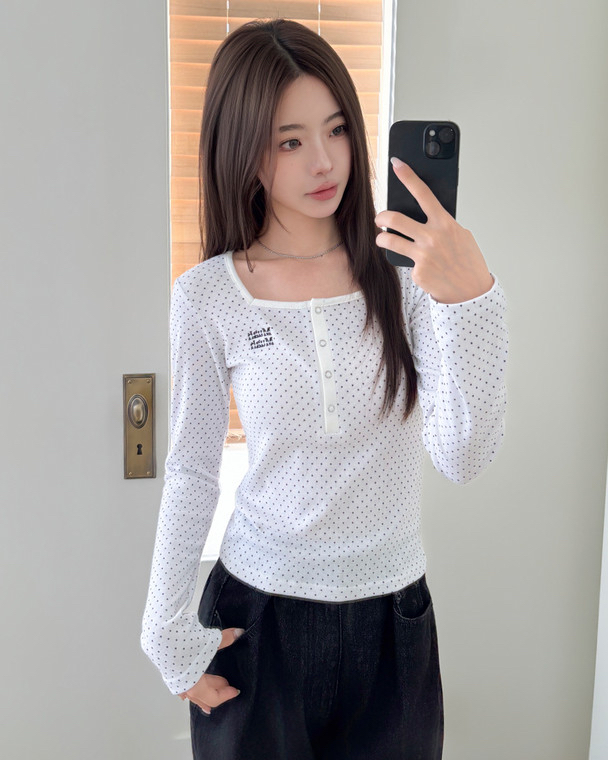 MuahMuah SQUARE DOT HENLEY NECK CROP LONG SLEEVE