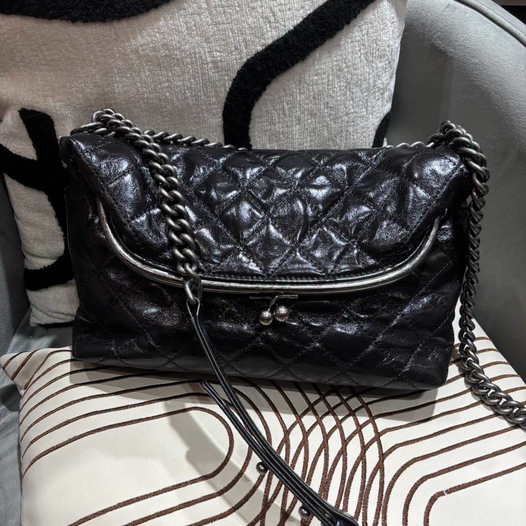 Chanel kisslock Flap chain shoulder bag  Calfskin, 100%Authentic, 98%new ☑️card☑️dust bag  