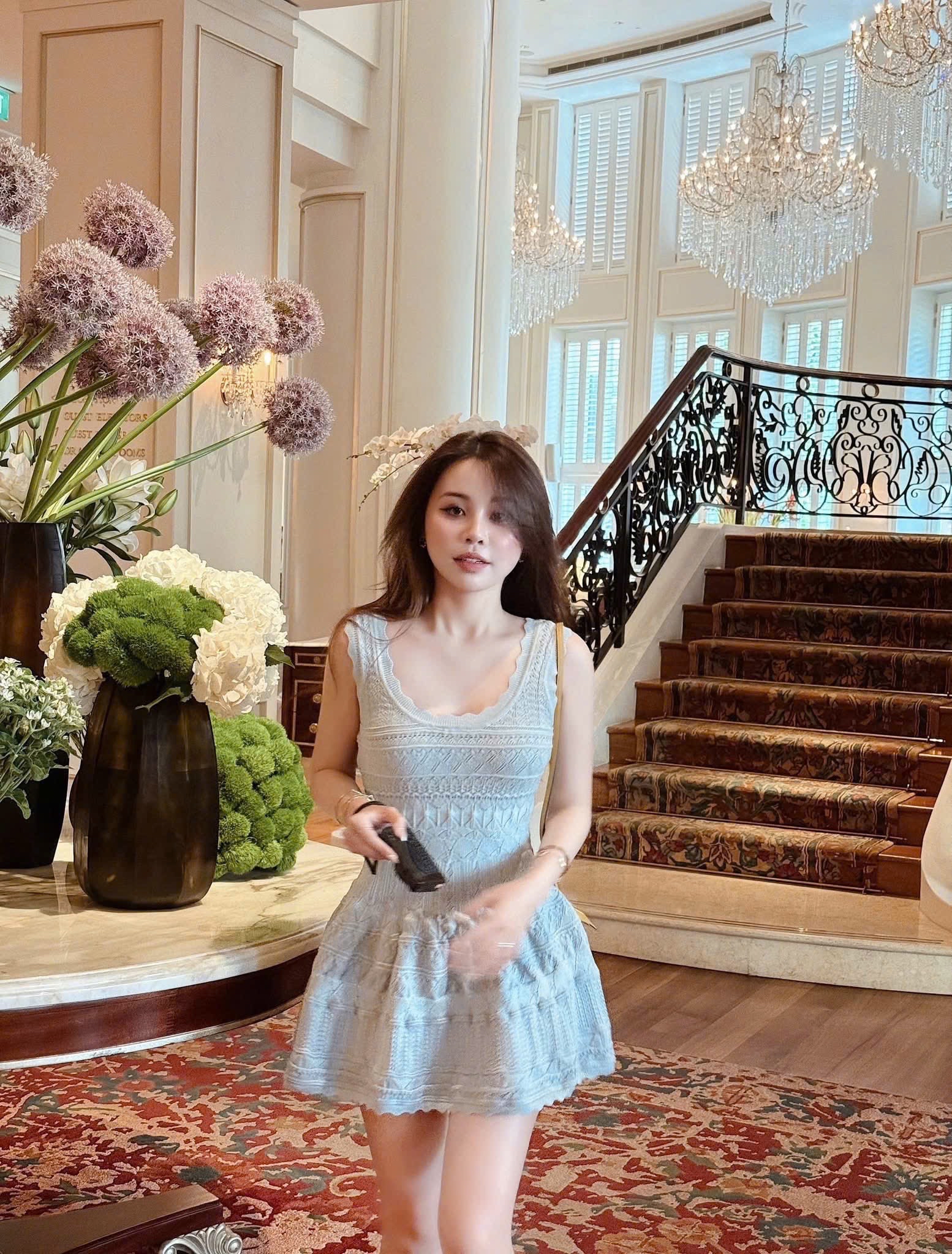 淺藍色蕾絲連身裙 