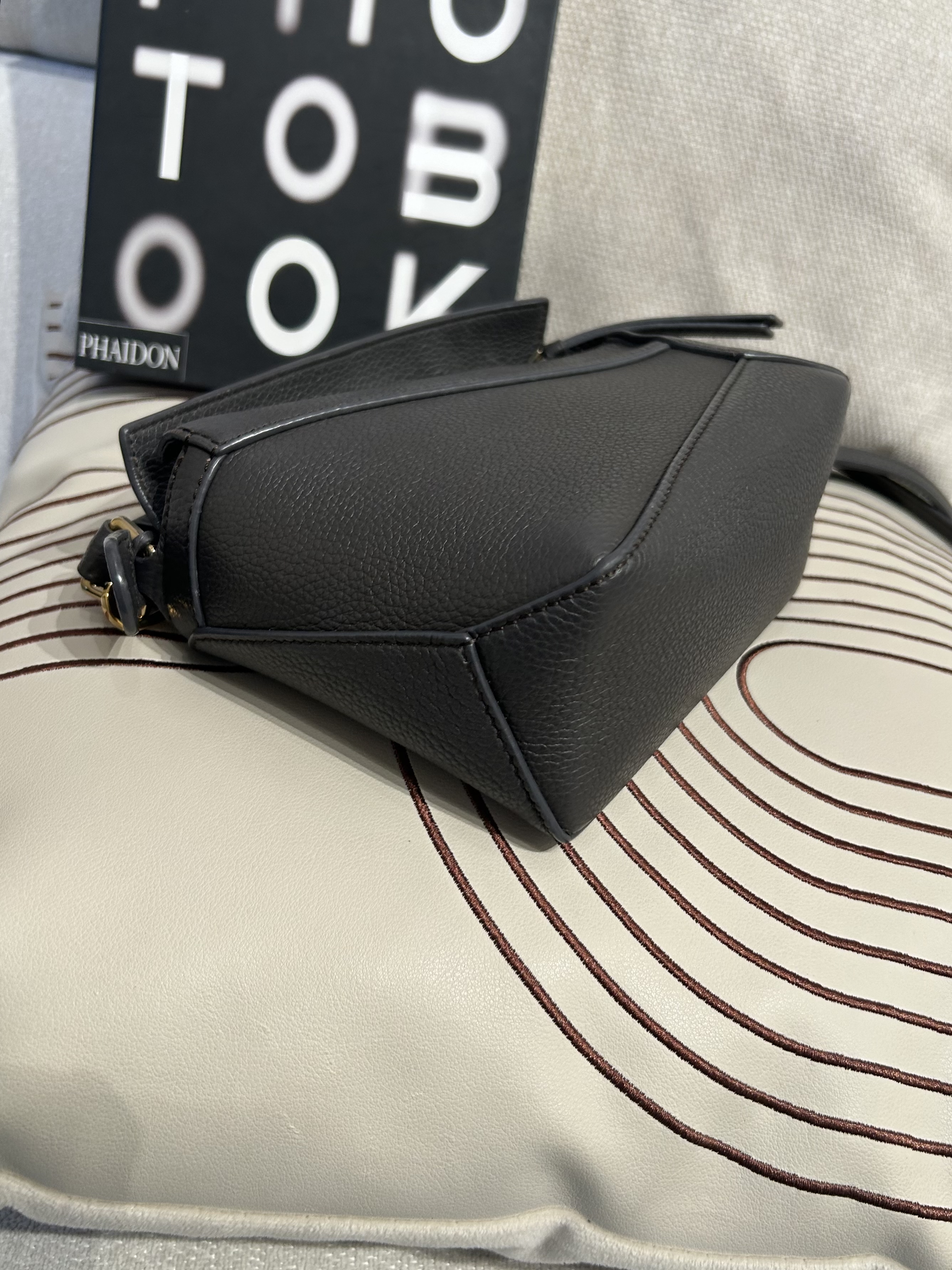 Loewe Puzzle Edge Mini 粒粒牛皮 100%Authentic, 98%New ✅Dust bag✅booklet✅肩帶