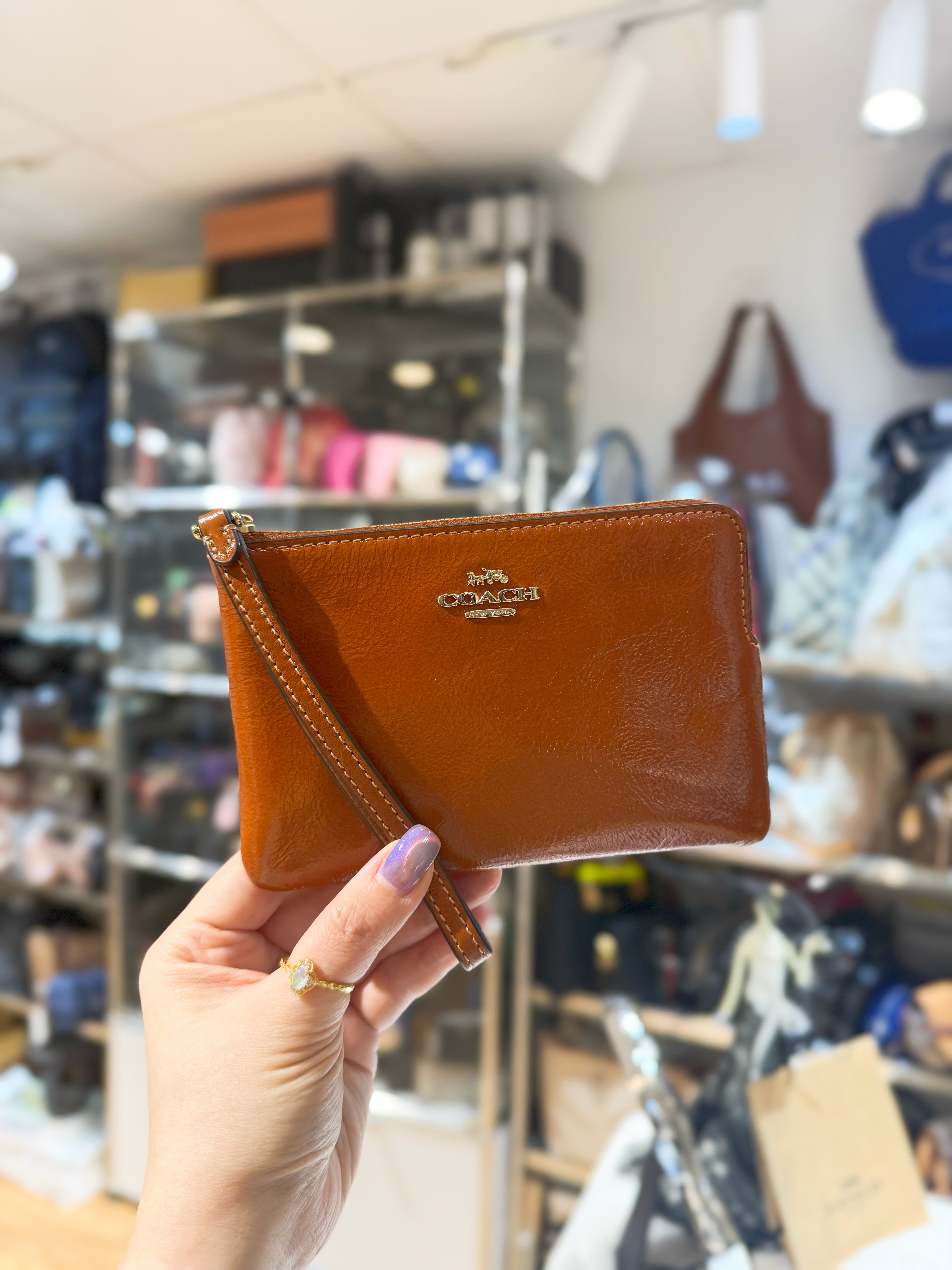 Coach wristlet pat dark honey