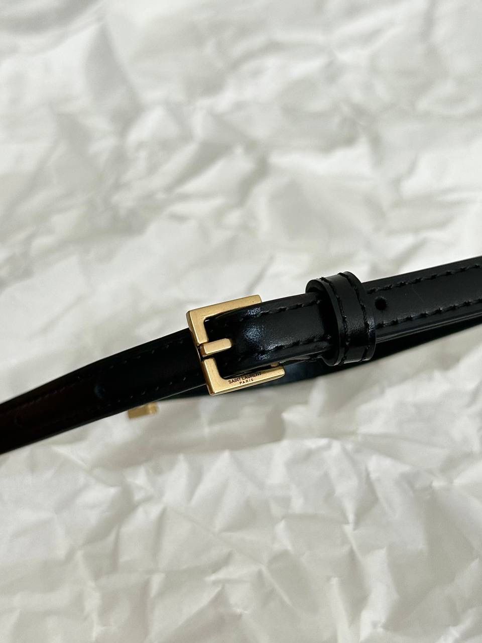 ys1 mini tote平纹🖤 这只包在mini包中一定有它的一席之地 第一，它包身够小够可爱 第二，它容量够大够能装 第三，它鳄鱼纹压纹够抗造 就冲这三点，几乎没有哪个小可爱能打得过它 小手提➕可拆卸肩带的设计在实背性上也更出挑 没有槽点的小可爱，我超爱！！ 必须zp开发的啦，相似度看对比图！ 质量就请放心的交给我们哈！ 平纹：18×17×8cm773995m