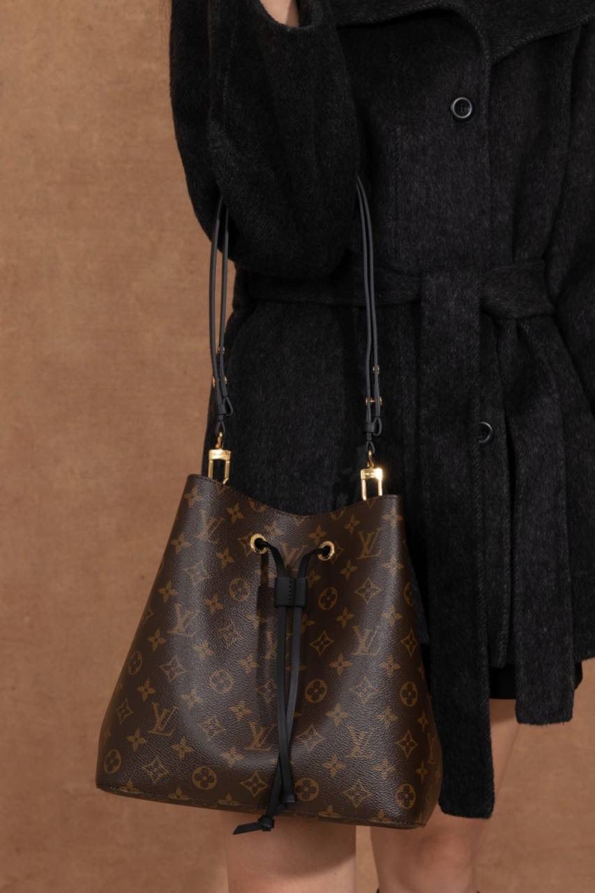LV NÉONOÉ 水桶包 👜✨细节实拍🎀 水桶包原型来自 1932 年的香槟袋， 经典又耐看，不分年纪，背起来都很有感觉。 又能装、又好搭，休闲穿、正式穿都 OK， 属于那种越背越喜欢、怎么都不会过时的款 💖