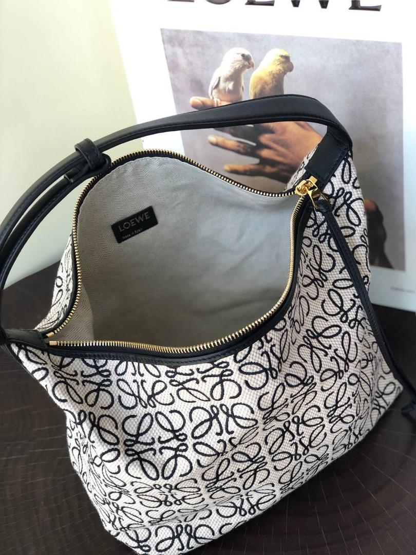 * 𝘊𝘶𝘣𝘪 𝘈𝘯𝘢𝘨𝘳𝘢𝘮 提花布手袋✌️ 大号尺寸:27-17-22cm（顶部宽处34cm） 编码:062102黑白/布 包包面料挺括度适中，没有固定形状 ，背上出门慵懒氛围感十足😘，肩带可以调节，伸缩至腋下背，单肩，手拎皆可