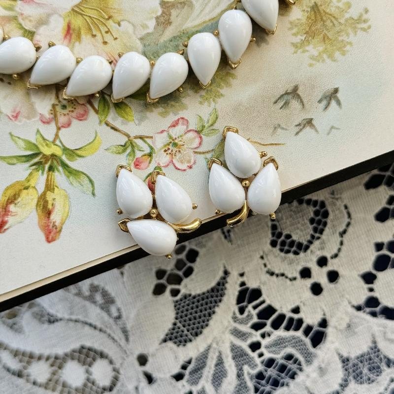 RARE! C.a. 1960s Crown Trifari Molded Milk Glass Three-Piece Jewelry Set - Necklace, Clip Earrings and Floral Brooch (MT1851)