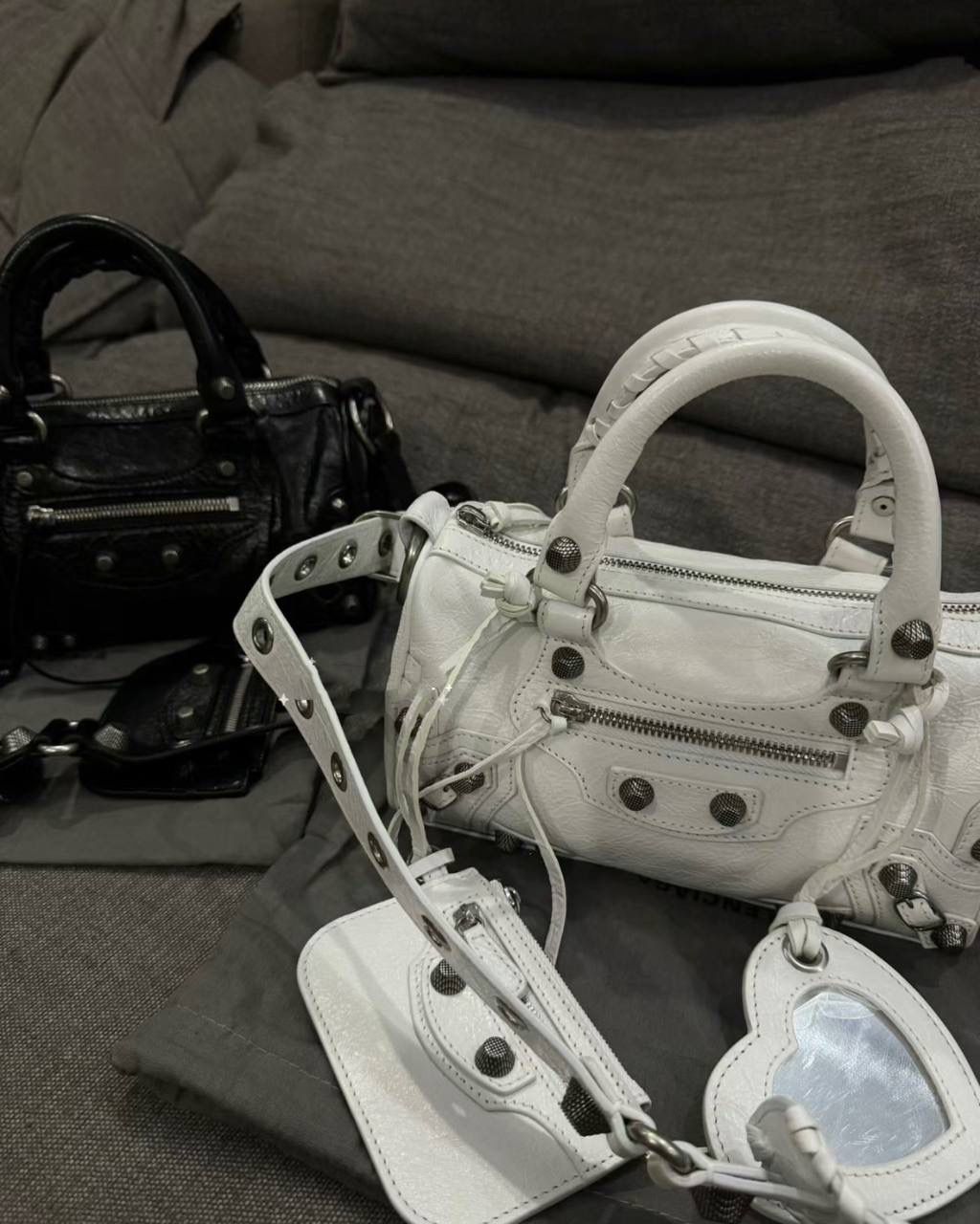 ⏰ ba1enciaga duffle cagole波士顿机车包白色🍚 机车系列壮哉，又出新款咯～ 这只出来也是一眼爱 波士顿的包型真的不要太实用 手拎有腔调，斜挎也不违和 依旧采用原厂意大利VignolaNobile皮料 你们懂的😎 19.8×14×11.9cm743356m