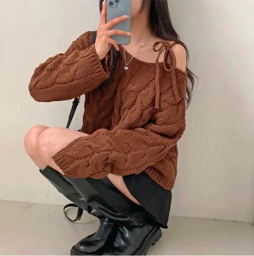 【 女友感滿滿⸝⸝⸝♡🧸立體扭紋麻花～可調節！雙綁帶微傘線料針織兩穿上衣🤎 】 Day Dream Ribbon Twist 2-way Top(四色入)