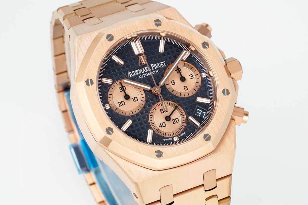 🚀新品爱彼皇家橡树系列26240系列，是一款41毫米精钢自动上链计时码表，搭载APS开发自研Calibre 4401一体机芯，具备飞返计时、小时/分钟/小秒显示及日期功能。其标志性八角形表圈配以八颗六角螺丝，搭配“Grande Tapisserie”大型格纹表盘，层次感鲜明。一体式精钢表链延续了1972年首款皇家橡树的经典设计，兼具运动与优雅。全新开发一体机芯采用导柱轮与垂直离合结构，振频28,800次/小时，与原版完全一致，动力储存约70小时，防水深度50米。AP融合高级制表工艺与前卫美学，是奢华运动腕表的典范之作。💯🔥🔥