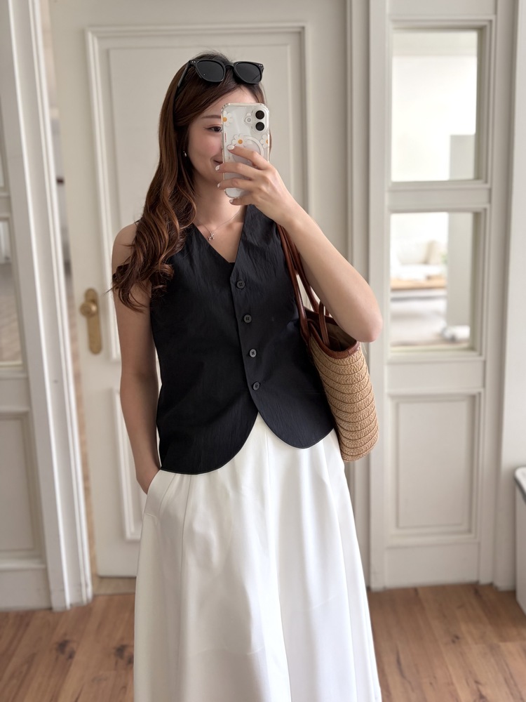 Minimal Buttoned Vest (Black)