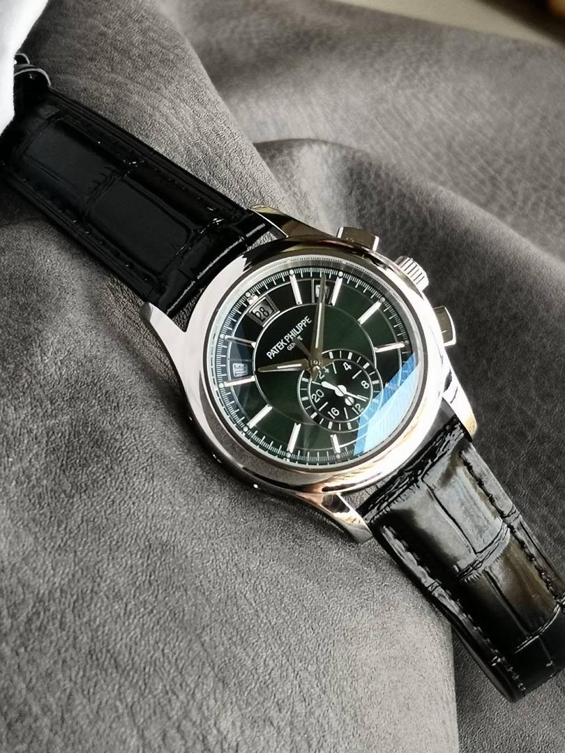 2024墙裂推荐 重金打造经典时计】——百达.翡丽复杂功能系列5905R-010重磅登场，迄今推出的首款Nautilus复杂腕表，以超复杂的工艺技术打造休闲运动腕表。 1⃣️小身板大能量：尽揽以下功能∶12点位日历功能 10点位星期功能 2点位星期功能 6点位24小时。所有功能都可正常使用。 2⃣️机芯采用复刻版Cal.240自动上链机芯，在实现外观的逼真前提下，功能一并完美诠释。 3⃣️改装大师独立制表人，倾情参与定制改装表盘颜色，给予独一无二的腕表增添有趣的灵魂！ 匠心力作 欢迎各位表友品鉴！