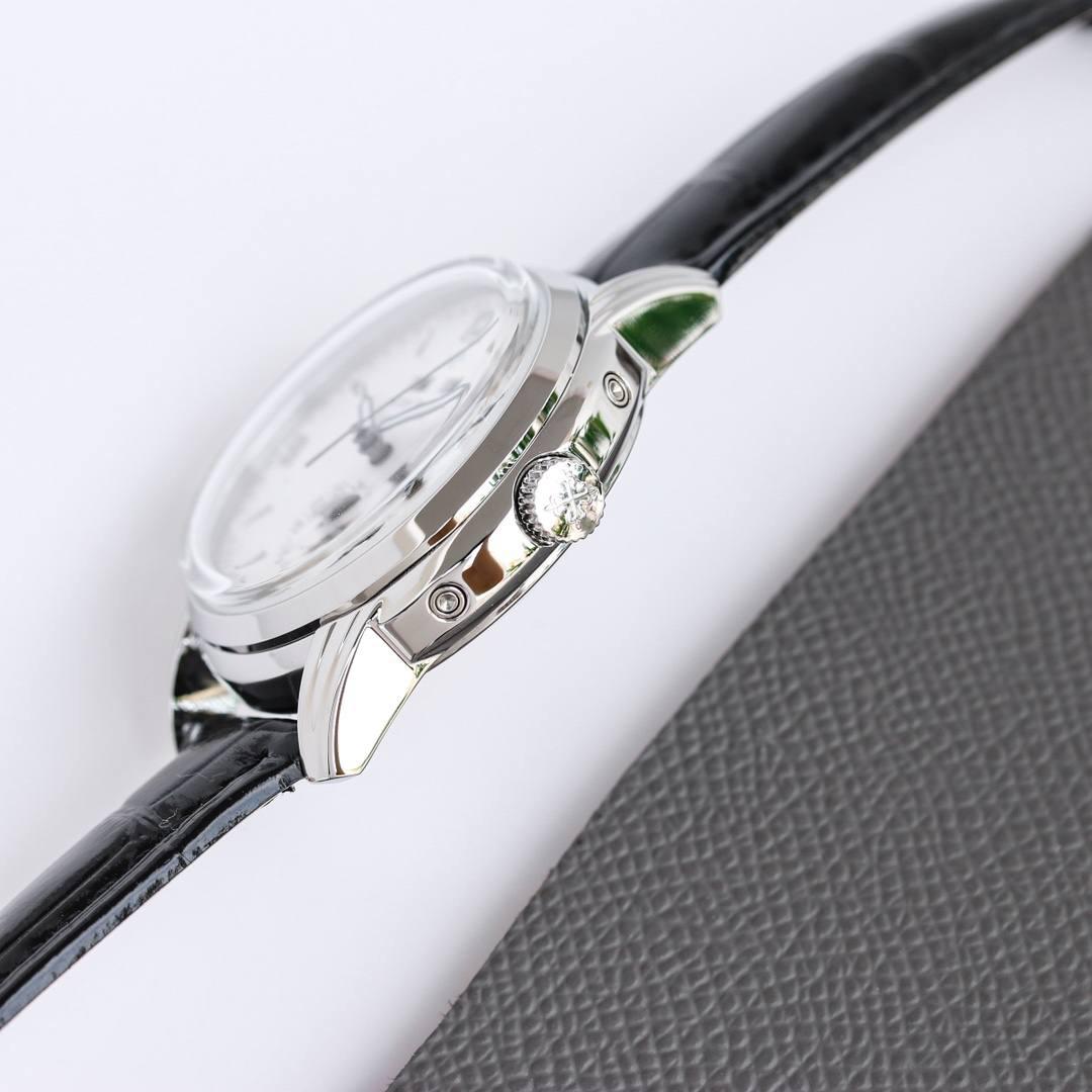 重金打造经典时计——百达翡丽5320G-001超级复杂功能时计直径40毫米一体冲压成型的双层式精钢表壳，致敬了经典的设计语言奶油色的表盘营造复古氛围，表盘边缘刻印有密分秒数刻度，配金质阿拉伯数字及五分钟凸圆刻度字钉，更有立体感。时分指针以巴顿式设计为基础，配以尖长的针尖，这特色造型是呼应了 1950 年代 Ref. 1463 计时码表的指针。表盘6点位置是月相显示和日期分拨。所有的万年历标志都很好，一眼就能读懂。内里搭置了仿324 S Q 自动上链机芯，是 324 自动上条传奇机芯的精装版本。机芯夹板桥经倒角，边缘作细意打磨，主夹板饰以鱼鳞纹，而夹板则缀以日内瓦波纹，夹板表面有包金雕刻，螺丝凹槽经打磨和倒角，连钻孔亦同样经打磨处理。搭配朱古力啡色牛皮表带，进一步带出复古气息。经典气息满满，欢迎表友品鉴👍👍