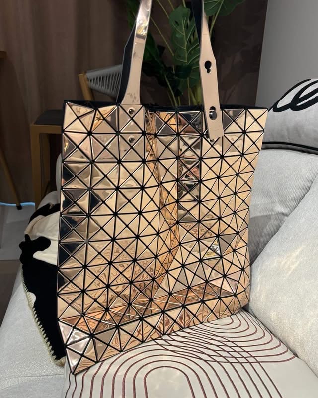 Issey miyake bao bao tote bag, 100%Authentic,98%new ✅dust bag