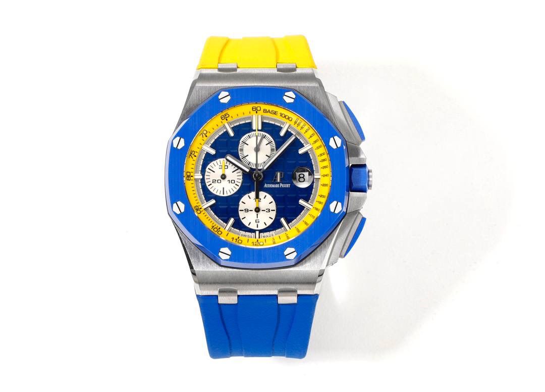 爱彼皇家橡树离岸型横空出世🔥💯引用全新的彩色陶瓷锻造技术，表壳与圈口的选料，不惜重本使用日本进口的氧化锆，无需任何颜料，以超高的压力与超高的温度锻造，形成超高密度的彩色陶瓷，再经过百里挑一，确保每一个成品都与原版毫无色差！CNC级别的打磨，将整一个表壳的边边角角完美处理，即使陶瓷，也做到毫不割手。圈口的拉丝，经过顶级的打磨技术，做到每一丝每一线都毫无断续，每一颗六角螺丝都与表框处在同一平面，拒绝一丝一毫的凸显与凹陷，诠释了何为顶级的复刻工艺！