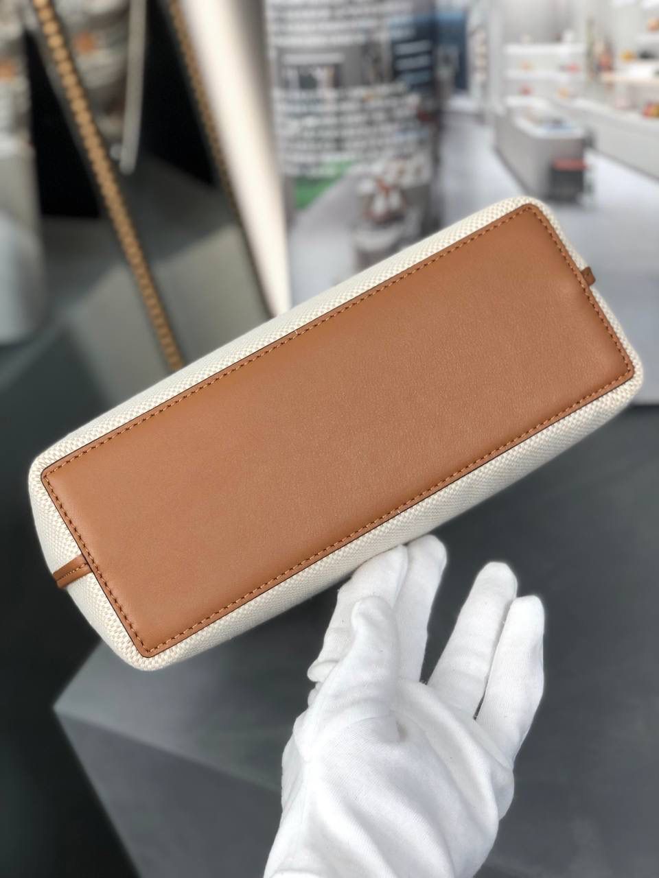 * 𝘈𝘯𝘢𝘨𝘳𝘢𝘮 𝘛𝘰𝘵𝘦 𝘔𝘪𝘯𝘪 挺阔有型的迷你小可爱.😍 尺寸：22-19.5-9cm 编码：652152 颜色：白色布配棕色皮 又出mini size啦，轻巧可爱又舒适，容量还是一样很能装，雨伞水杯轻松容纳！ 新增长肩带，还有更多背法等你解锁哦🔓