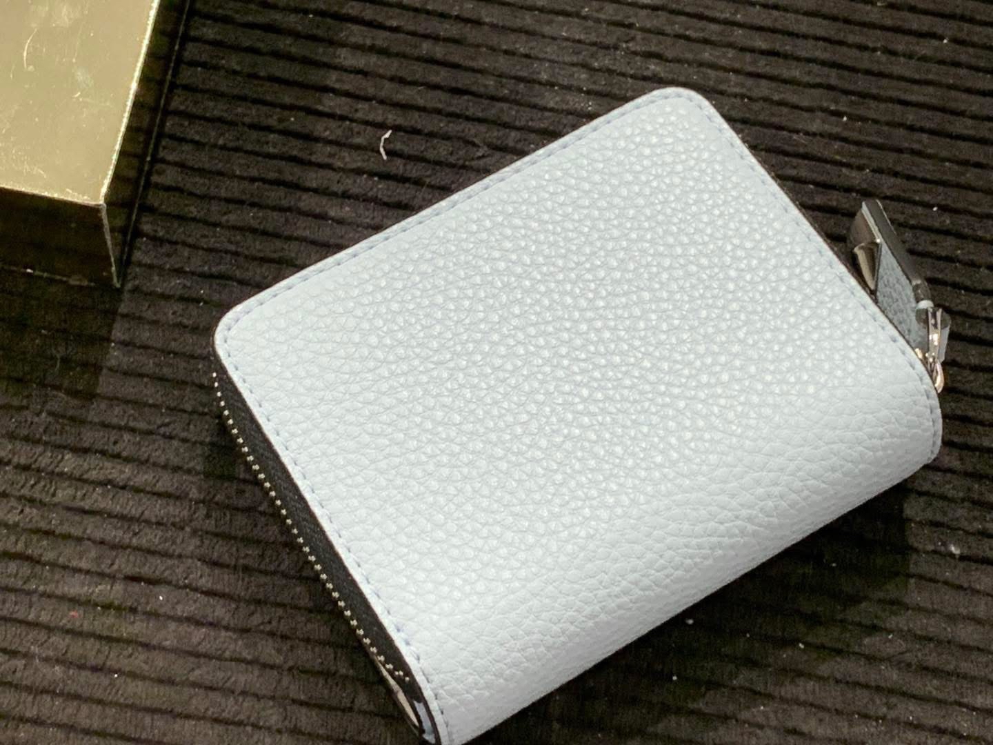 ✈️🇺🇸🇨🇦柔和舒服嘅天空粉藍色Marc Jacobs 短摺銀包現貨🩵🩵