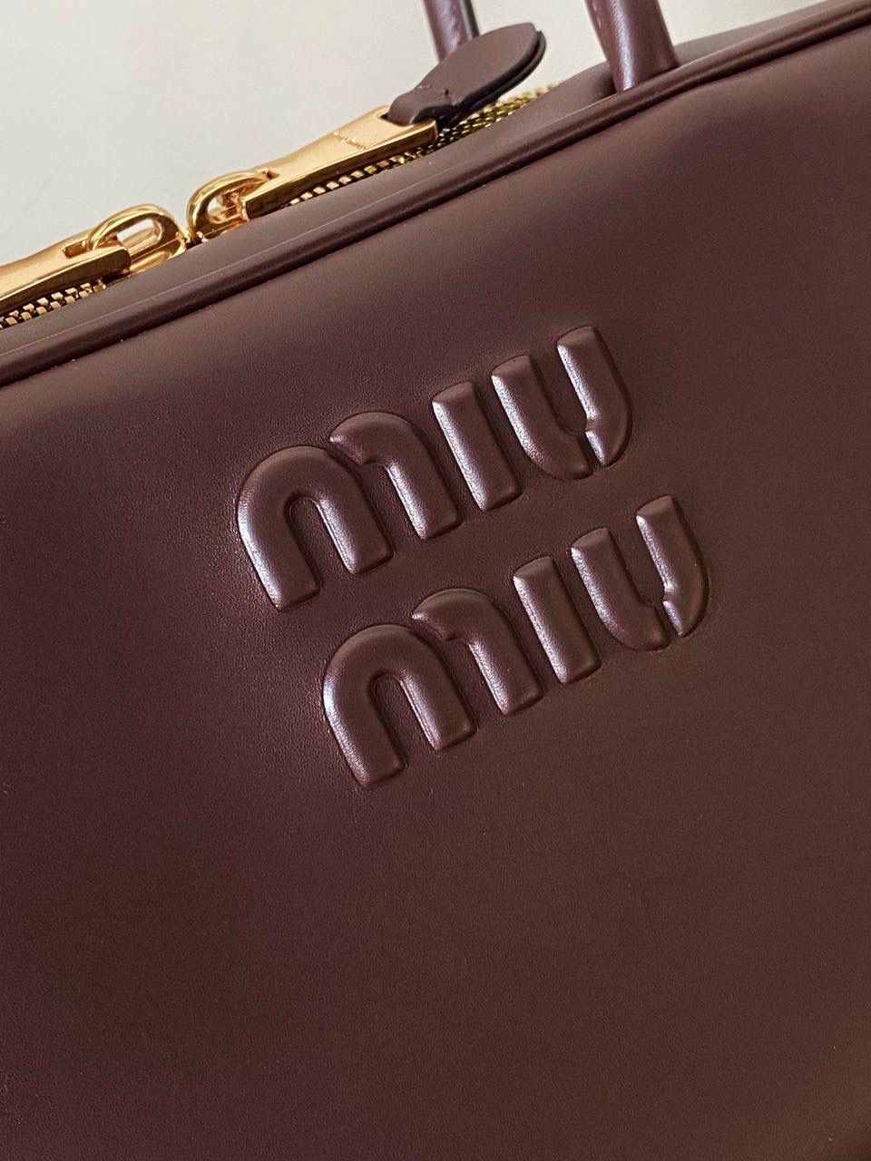 🈶石南木色 | 小号 𝗠𝗶𝘂𝗠𝗶𝘂公文包，大爆款 谁懂啊！小号也太好背了 今年九月份新推出的新尺寸❗️小个子的大福音哇！ 大号hold不住的姐妹，这个号就非常合适了！ 手拎肩背都刚刚好，小巧又不压个子 小号：18×30×9cm #F0020m 大号：23x34x10cm