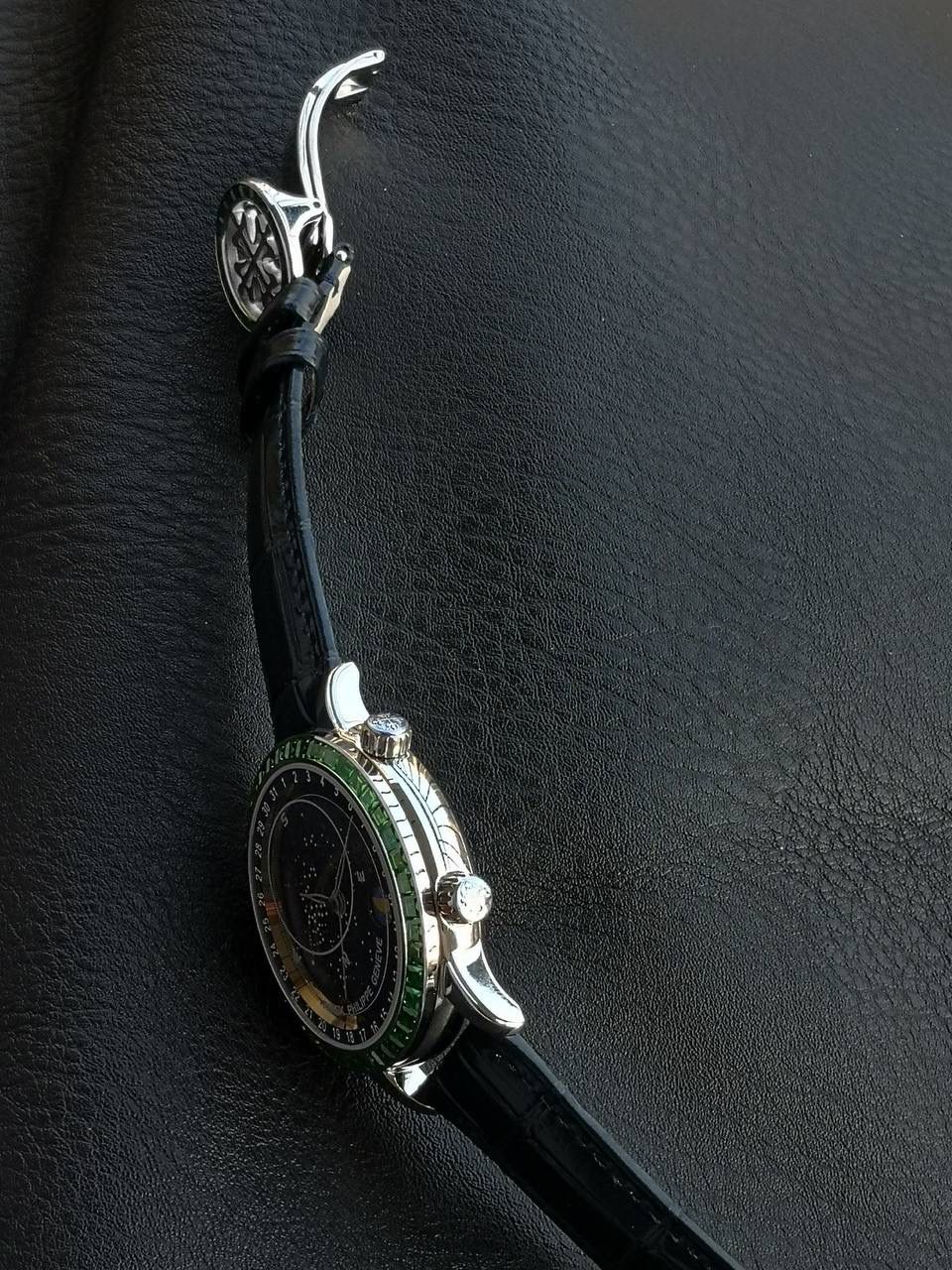 百达翡丽PP-6104G 日内瓦苍穹系列 市场顶级复刻神作震撼来袭！ 搭载原装进口miyota全自动机械机芯改制Cla.240机芯，搭配原装珍珠18K金自动锤，走时精准稳定，性能媲美正品；表圈镶嵌45颗璀璨宝石，表扣点缀28颗珍稀晶石，光影流转间尽显奢华质感；微拱形防眩目处理表镜，折射效果立体通透，让表盘细节清晰可见，质感再升一级💯💯