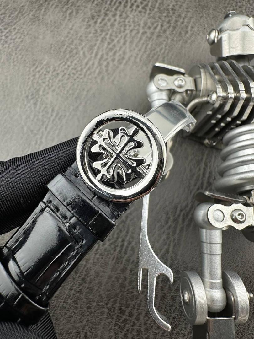 【铁划银钩 苍劲有力】高颜值新品墙裂推荐 精湛的工艺！ 年度最佳典藏之作——百达.翡丽古典超级复杂多功能 万年历功能腕表 团队历时两年多精心设计，不计成本，敢为人先，力求完美，克服重重难关，突破多层技术瓶颈，机芯型号为CH 29-535 升级版，质量稳定！ 【表带】经典意大利小牛皮表带，纹路清晰，质感好。搭配圈市面最顶级的百达翡丽灯笼表扣，通用原装无压力。 优雅的Calatrava雕花表壳极具个性，42毫米的表径适配大众男性手寸，非常商务可亦休闲。