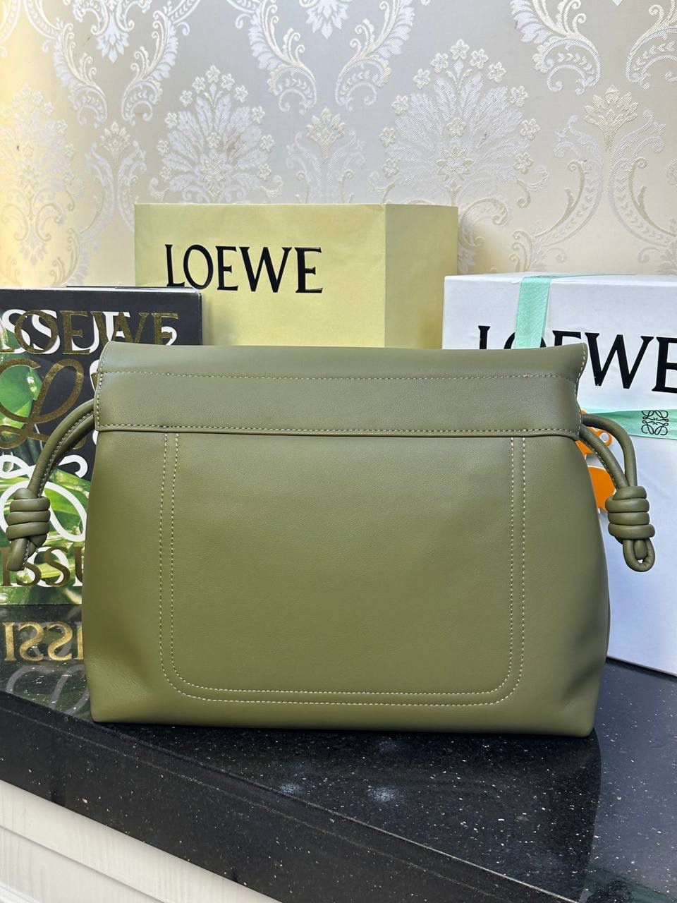 【全皮橄榄色】 𝙇𝙤𝙚𝙬𝙚 𝙁𝙡𝙖𝙢𝙚𝙣𝙘𝙤 𝙎𝙖𝙩𝙘𝙝𝙚𝙡 福袋款邮差包 ➕刺绣🅾️字母宽肩带 编码：062404 尺寸：𝟑𝟒-𝟏𝟐-𝟐𝟒𝐜𝐦 新款以经典福袋收缩打结为元素，采用内部麂皮➕外部进口小牛皮➕刺绣字母宽肩带的精致搭配打造全新升级款邮差包🅰️，可斜挎、肩背和手提，超大容量满足日常所需🎈