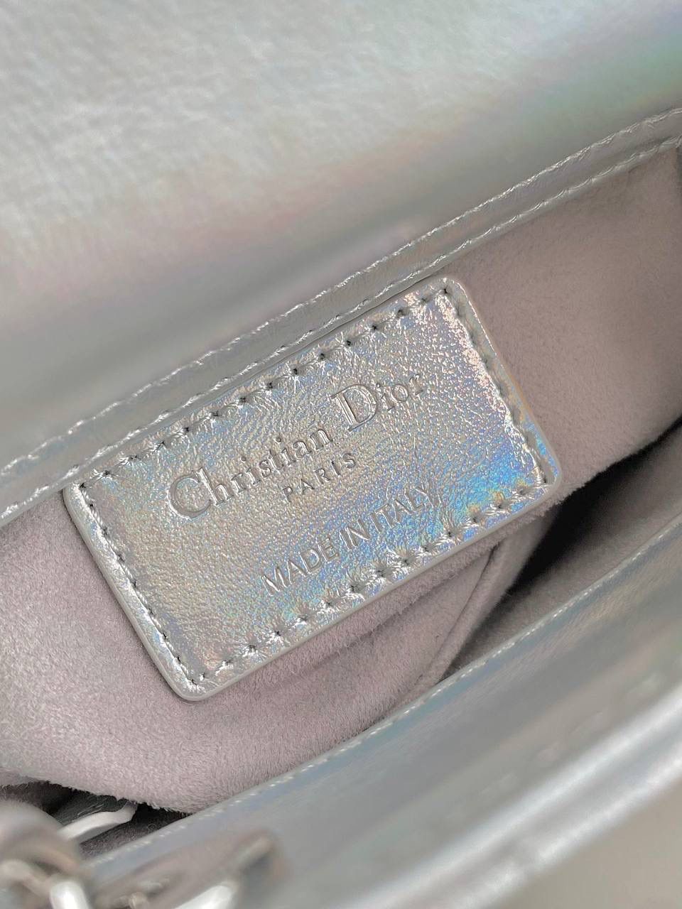 𝗗𝗜𝗢𝗥 𝗺𝗶𝗰𝗿𝗼 𝗹𝗮𝗱𝘆 𝗯𝗮𝗴23新色 🈶镭射银 天阿噜！小小只，简直太太太太可爱了！ 快！快！快！很少见有这么特色的包 Bing灵动炫目大胆的科幻视觉冲击太震撼 整个包身珠光呈镭射效果，犹如彩虹般 很是惊艳！配银色金属更有张力，好抢眼啊 可爱与炫酷的反差碰撞，也就只有它独具一格 拿到手你们一定要多背出去走走 它实在是美到过分了！！ size：12×10×5cm