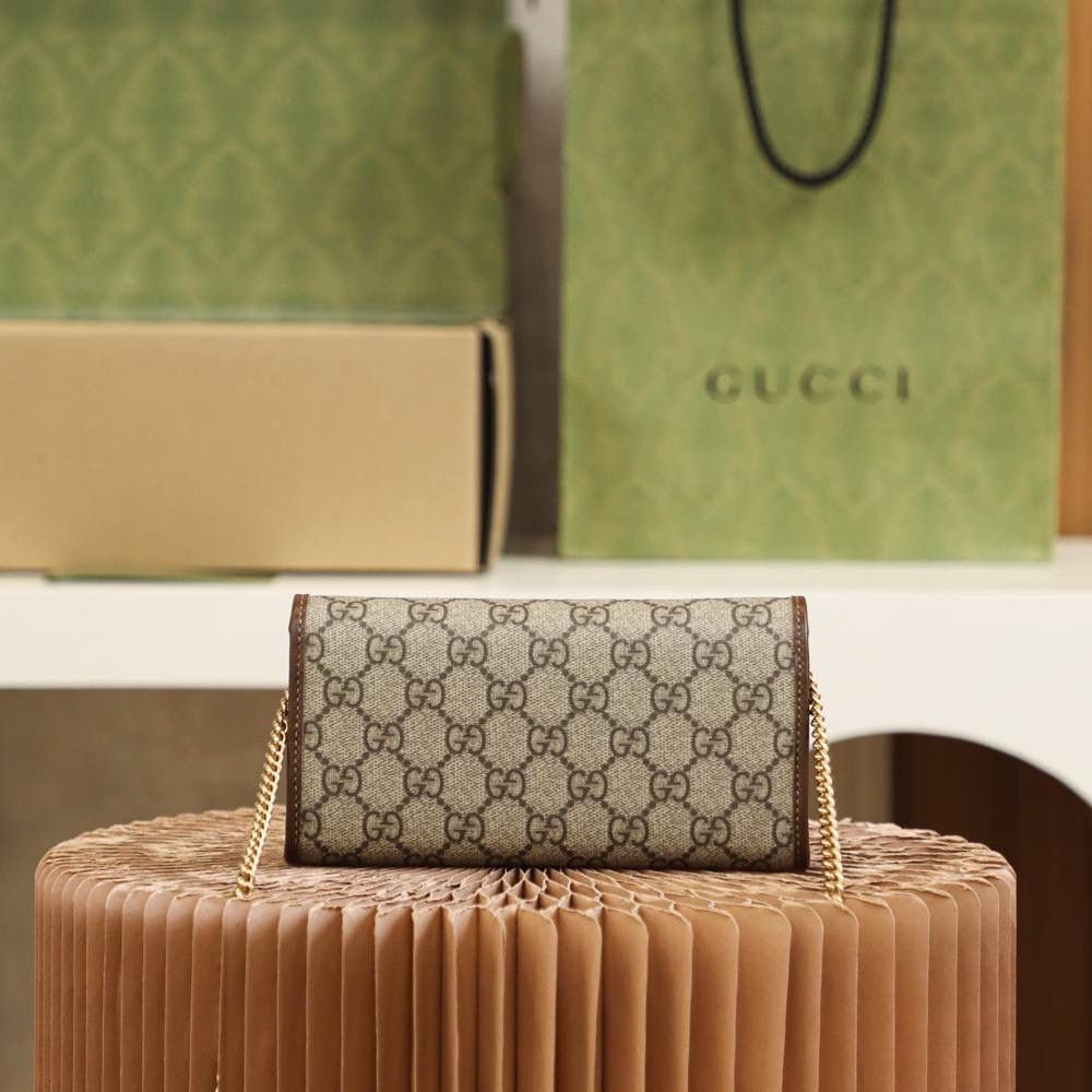 𝐇𝐨𝐫𝐬𝐞𝐛𝐢𝐭 𝐖𝐨𝐜 #621888# 全铜五金原厂皮 ☑️尺寸：19*10*3𝙘𝙢 这是一款复古又休闲的百变王牌 一包多用法 绝绝子 零钱包👛 手包👜 斜挎包 全部满足你日常使用！ 小包可以随时变成钱包多变用法， 轻松容纳手机plus/银行卡 内设分层结构 使用更方便，还有小镜子🪞搭配 随时满足你补妆的需求！ 颜值率也是爆棚的那种，超级好看！ 喜欢这种小包的小姐妹，赶紧安排起来🌟