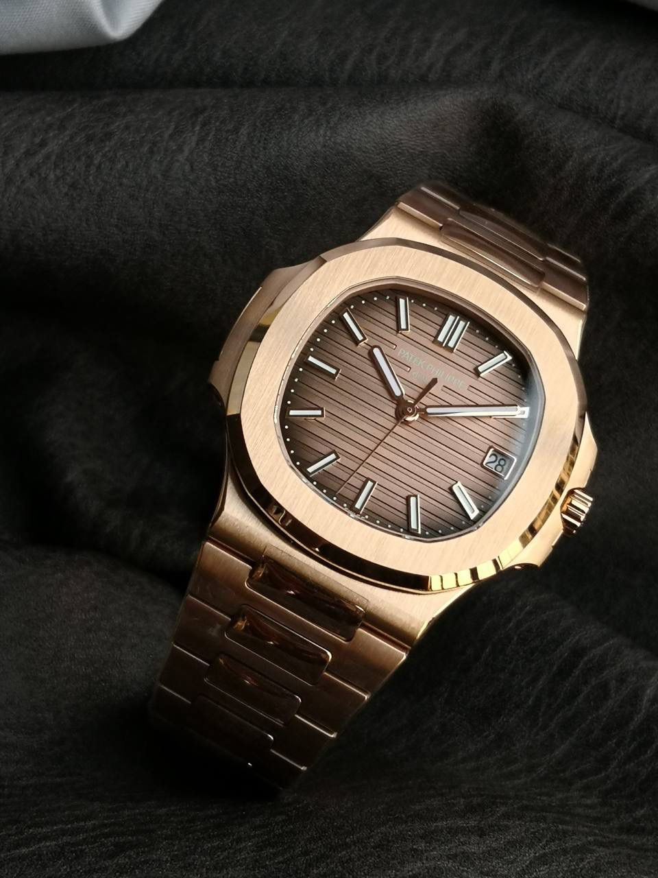 🌐百达翡丽运动优雅系列5711/1R-001腕表，红金表链表壳，深棕色渐变表盘，324一体机自动机械，40毫米。🌐