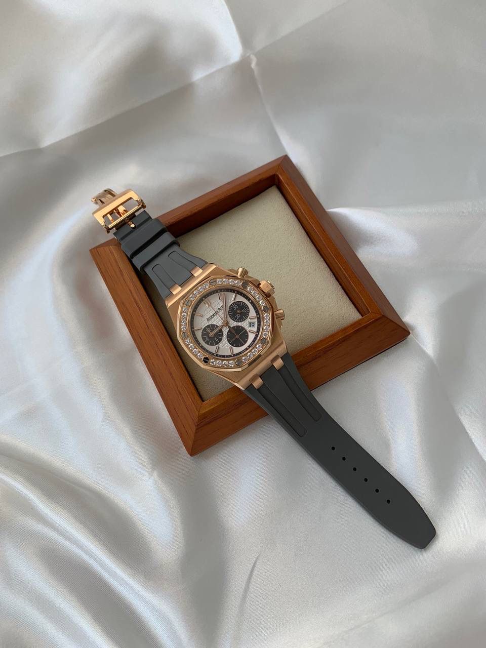 爱彼女款、小红书爆款，喜欢大表盘的女生、必备款，表盘37MM、蓝宝石防刮花玻璃，316精钢表壳、纯手工镶嵌32颗莫桑钻、搭配瑞士多功能石英机芯精准走时，表带采用进口橡胶工艺，佩戴舒适不过敏、折叠扣设计，佩戴便捷，数量有限，先到先得，多种色系，穿搭任选！