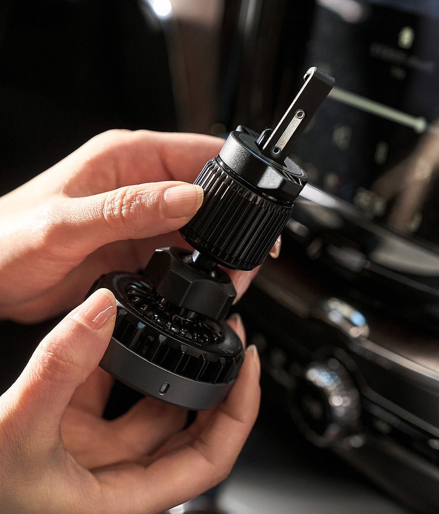 黑色 春植 MagSafe 車用充電器