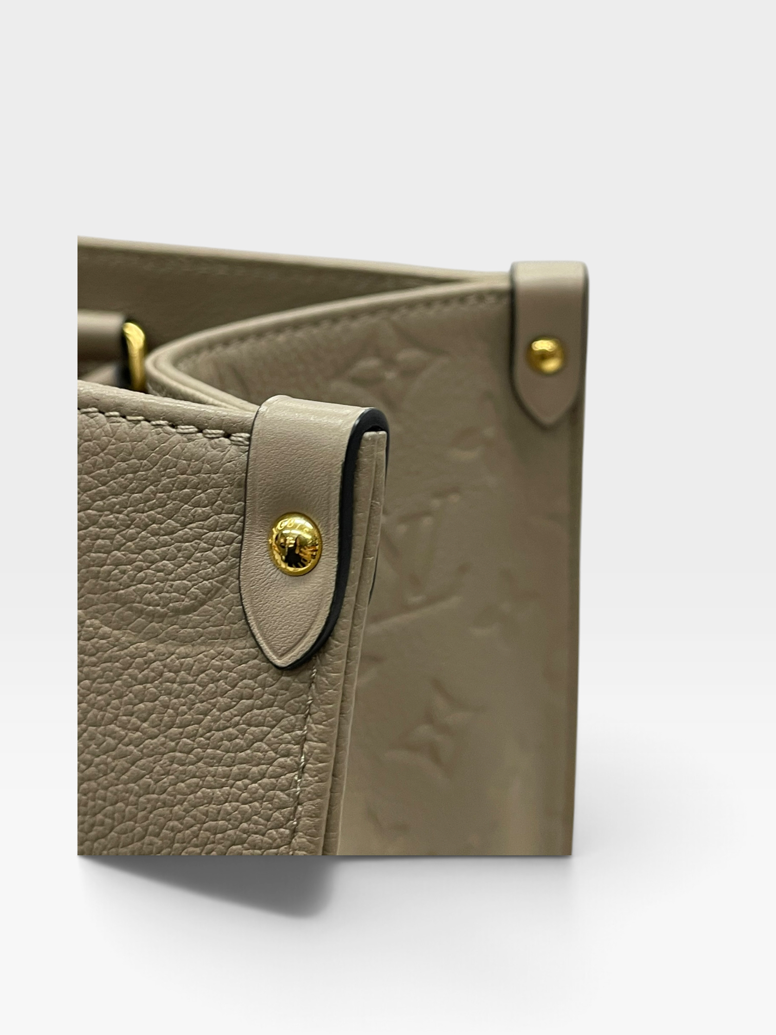 Pre-Owned LV On The Go MM / Product Code: 091016