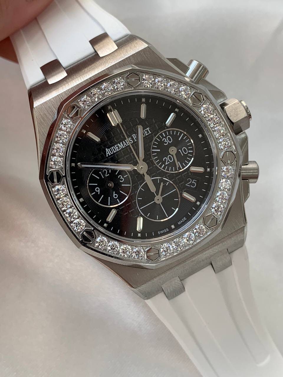 爱彼女款、小红书爆款，喜欢大表盘的女生、必备款，表盘37MM、蓝宝石防刮花玻璃，316精钢表壳、纯手工镶嵌32颗莫桑钻、搭配瑞士多功能石英机芯精准走时，表带采用进口橡胶工艺，佩戴舒适不过敏、折叠扣设计，佩戴便捷，数量有限，先到先得，多种色系，穿搭任选！