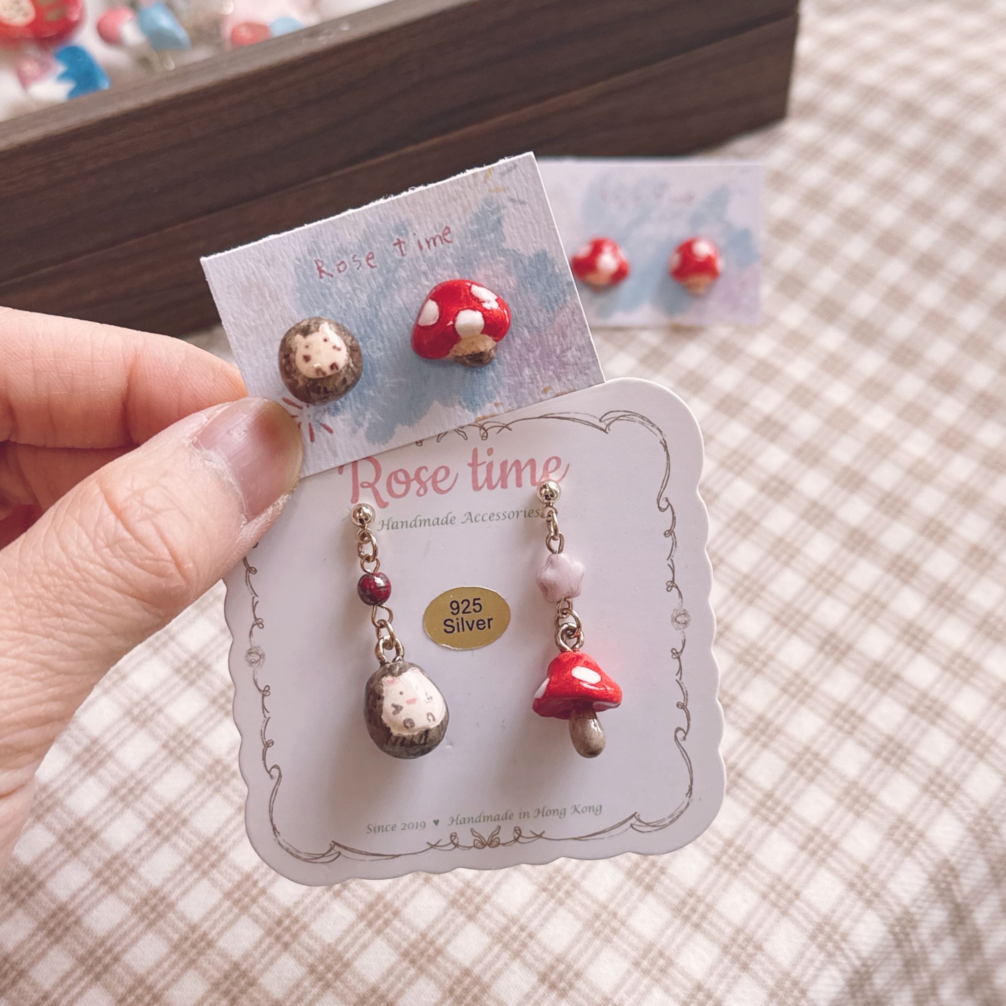 手繪半立體小刺蝟與紅蘑菇🍄耳釘