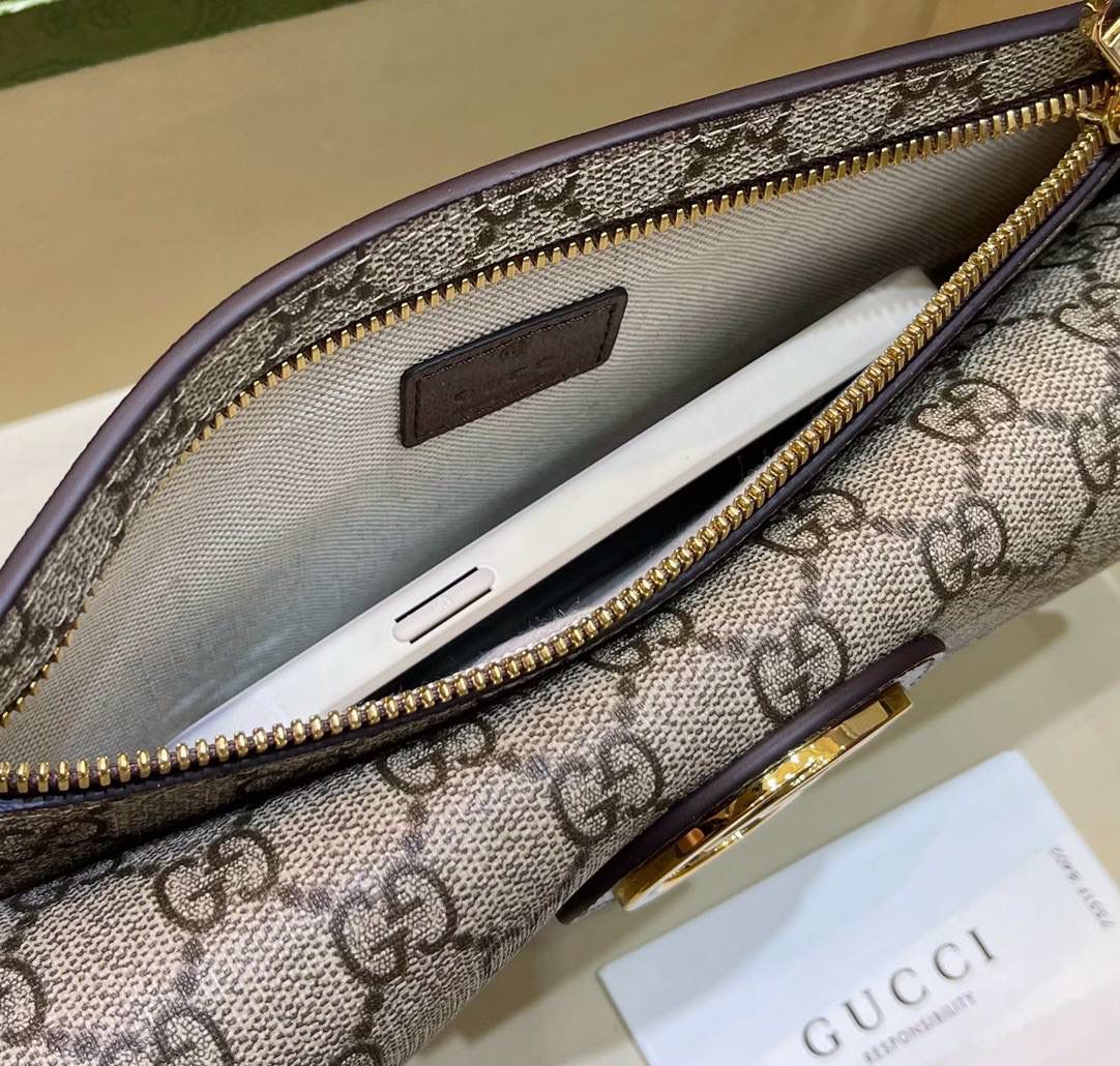 🔥 𝐆𝐮𝐜𝐜𝐢 𝐁𝐥𝐨𝐧𝐝𝐢𝐞胸包 # ▪️型号：718154 ▪️尺寸：24*4*5cm G互扣新款，太好看了叭😍腰包➕胸包斜挎！包型也是hin时髦复古，经典现代风.全钢五金➕原厂皮质感份很足❗️容量满足日常，拉链隔层则展现灵活百搭的现代风格。此单品可高腰或低腰佩戴，扭转式搭扣，肩带可调节！