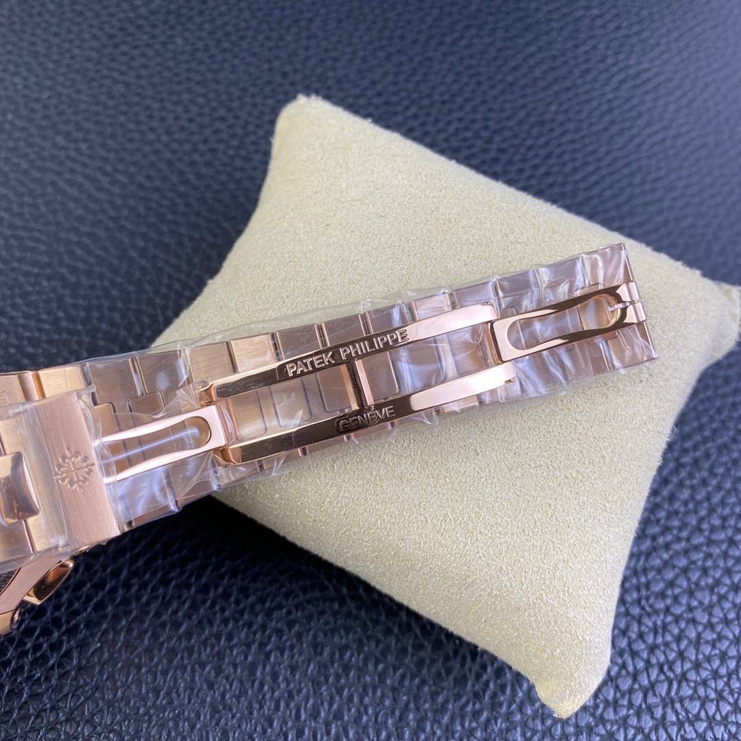 —百达翡丽鹦鹉螺5980/1A-014多功能计时腕表V2版本，真小秒、真功能！【表壳】腕表尺寸40.5毫米，同正品一致的枕型表壳采用正面拉丝，侧面抛光的两种工艺组合，层次感分明，质感十足。尽显精湛工艺。【表带】采用原装表带一比一量身打造，每节表带的中央抛光部位，都能呈现钻石的形状，尽显高级质感。【机芯】3K厂采用定制版PP.CH28-520机芯，完美还原正品，时分秒，日期，和计时大秒功能。