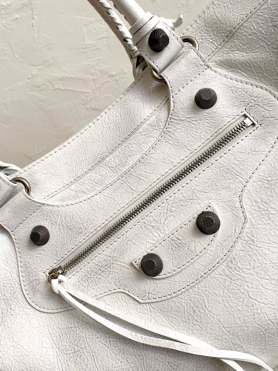 ba1enciaga neo cagole xl plus 油蜡白银🤍 机车包衍生新款，超级好看！ 这只包有三种背法 除了常规的斜挎➕手提 里面还加了一层尼龙布料肩带 直接变成一个大托特！ 14寸的电脑咱说放就放😌 随性松垮的包型，时髦精的tote就它了 机车包最看中的就是整个包的皮料 我们家一直都是安排的原厂皮 皮料一定要软且皱，才做得出zp的慵懒感 46.5×30×13cm791601m