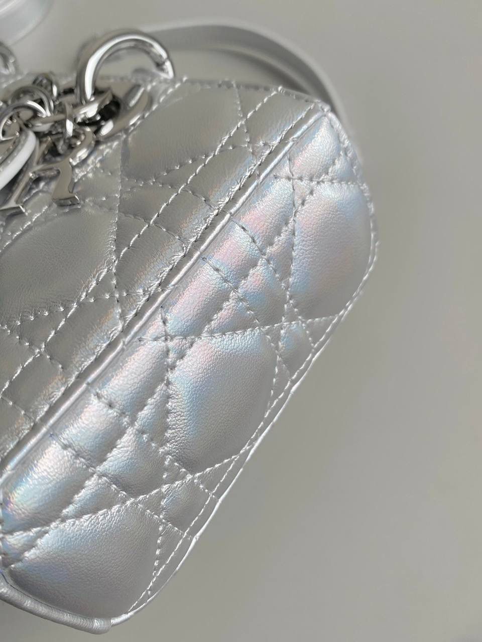 镭射银小号🩶 𝗗𝗶𝗼𝗿 𝗗-𝗝𝗼𝘆 𝗯𝗮𝗴23新色 快！快！快！很少见有这么特色的包😍 Bing灵动炫目大胆的科幻视觉冲击太震撼 整个包身珠光呈镭射效果，犹如彩虹般 很是惊艳！配银色金属更有张力，好抢眼啊 可爱与炫酷的反差碰撞，也就只有它独具一格🎀 拿到手你们一定要多背出去走走 它实在是美到过分了！！ 22.5×12×5.5cm