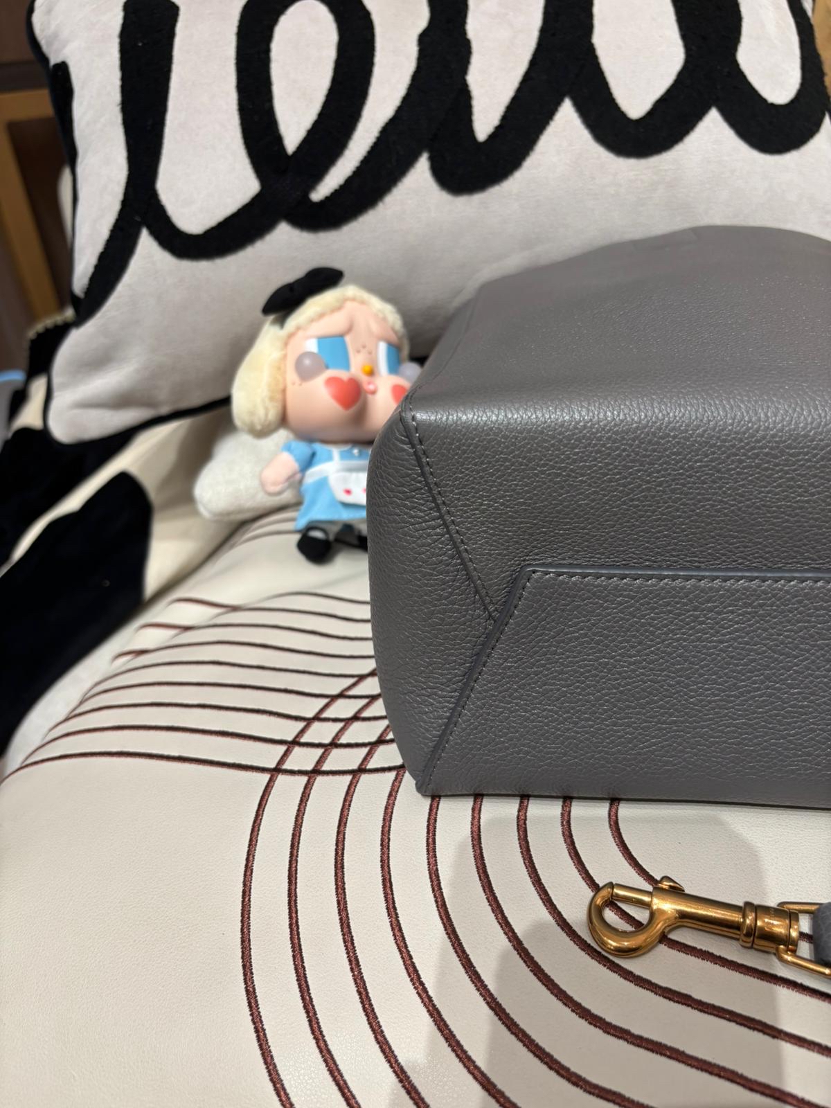 Celine sangle small 灰色牛皮水桶袋 new logo 100%Authentic,99%new ✅Tap✅dust bag 