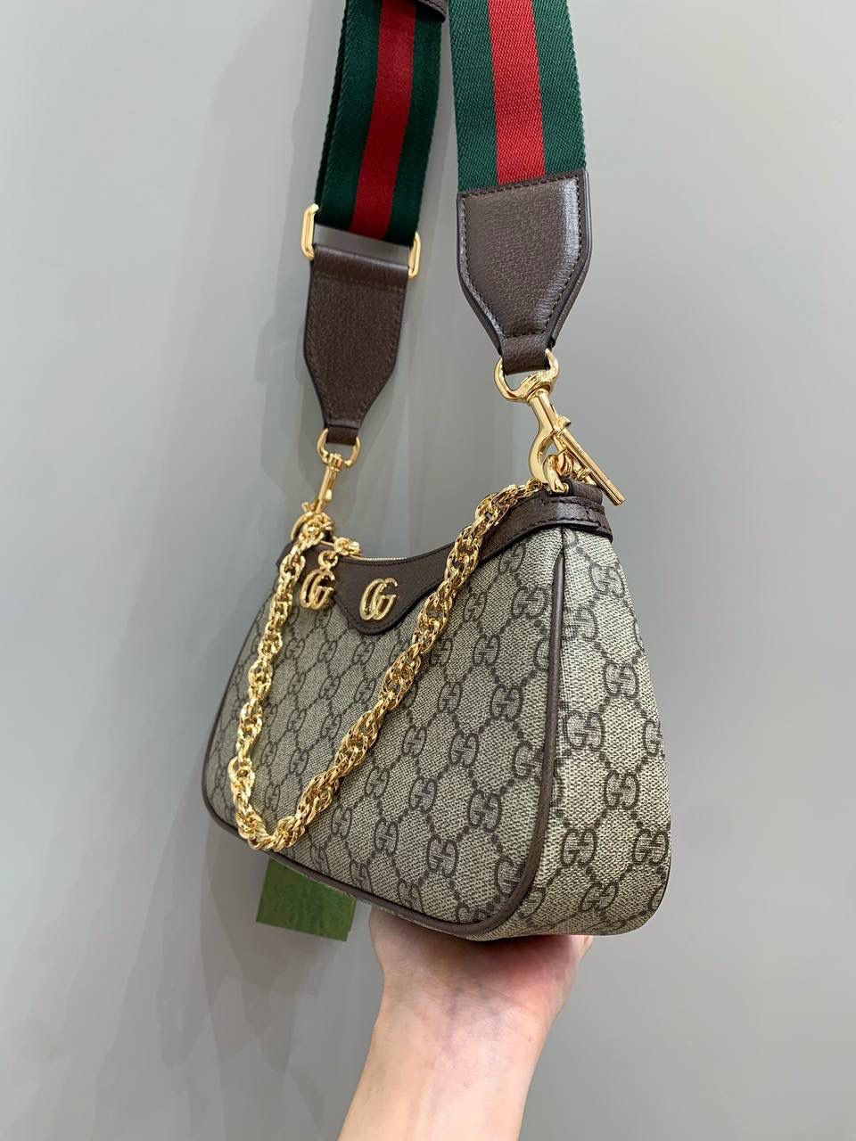 新背景实拍正品级 。Gucc1 ophidia双G链条包（最高版本） 双G版本更好看，确实是很耐看，即使这么久了，现在来看依旧是好看的，还是很想入手的经典款，没想到一向保守的Ophidia系列，现在居然会加上小可爱双G这种元素，居然也不会别扭，反而增加了一些可爱感！💕👜 型号 735132双G 尺寸25/15/6cm