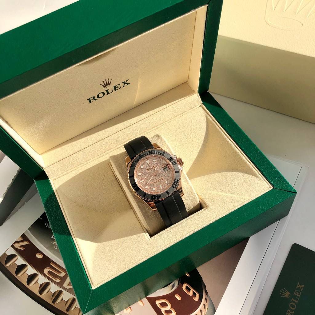 【经典名仕 一劳永逸】劳家爆款游艇名仕型系列m126655-0005男士腕表40mm钻面游艇出货，继续秉承AD家族优质特色、独家出品一表一码，三码合一 【机芯】搭载AD专注而制0️⃣返修、💯全新原装西铁城8215全自动机械机芯，走时精准，性能优异，动力储备高达48小时 【表壳】316L精钢表壳 高端同步防指纹[强]陶瓷圈口原版同步双向旋转，完美呈现与原版一致的弧度、光泽，超强高密度矿物质玻璃镜面，精致的做工完美秉承原装的潜水游泳🏊‍♀️性能 【字面】大厂同步超强夜光，夜光刻度、表针无瑕疵斑点、晶莹剔透，细节同步正品，内影圈刻字清晰，字体匀称 【表带】采用进口硅胶原版同步胶带搭配316精钢可调节表扣