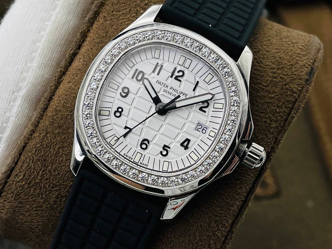 最强版本来袭 百达.翡丽AQUANAUT女装款石英系列，打造市面最佳副本，带来全网最佳体验，英姿飒爽，典藏奢华！欢迎女神品鉴！ 1⃣️【表壳】 1.腕表尺寸35.6 毫米X 9.5毫米！圆润的八角形表壳与原装一致，保持着复古的造型和精湛的做工。 2.旋入式把头设计和实心底盖结构吻合与原版。 3.表圈镶嵌46颗顶级施华洛世奇水晶（1克拉）表壳镶嵌88颗顶级施华洛世奇水晶（1.91克拉） 2⃣️【精彩细节】 1.采用与原装一致的天然复合橡胶（Tropical）材质，经久耐磨，可抵抗海水侵蚀和紫外线辐射。 2.完美克隆Aquanaut经典式折叠式表扣，即使在非常细小的拐角处上也做有倒角润饰，确保还原正品般的舒适感。