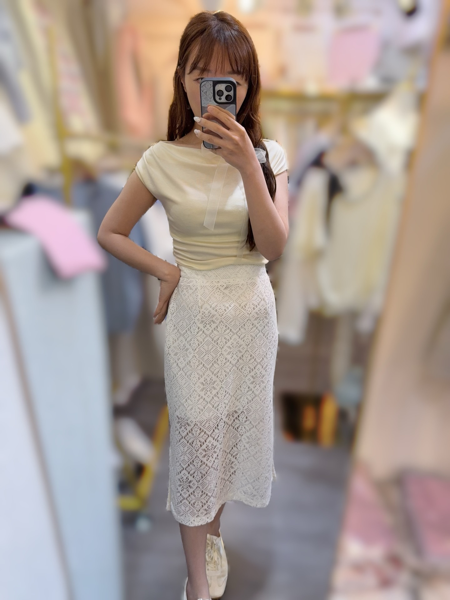 多著法溫柔絲帶上衣💕簡單着又得 一字膊着都得🤍 絲帶着出高貴感黑色超爆瘦 白色仙氣Lace裙真的是必買的 很少喱士裙會不顯肚子超完美cutting