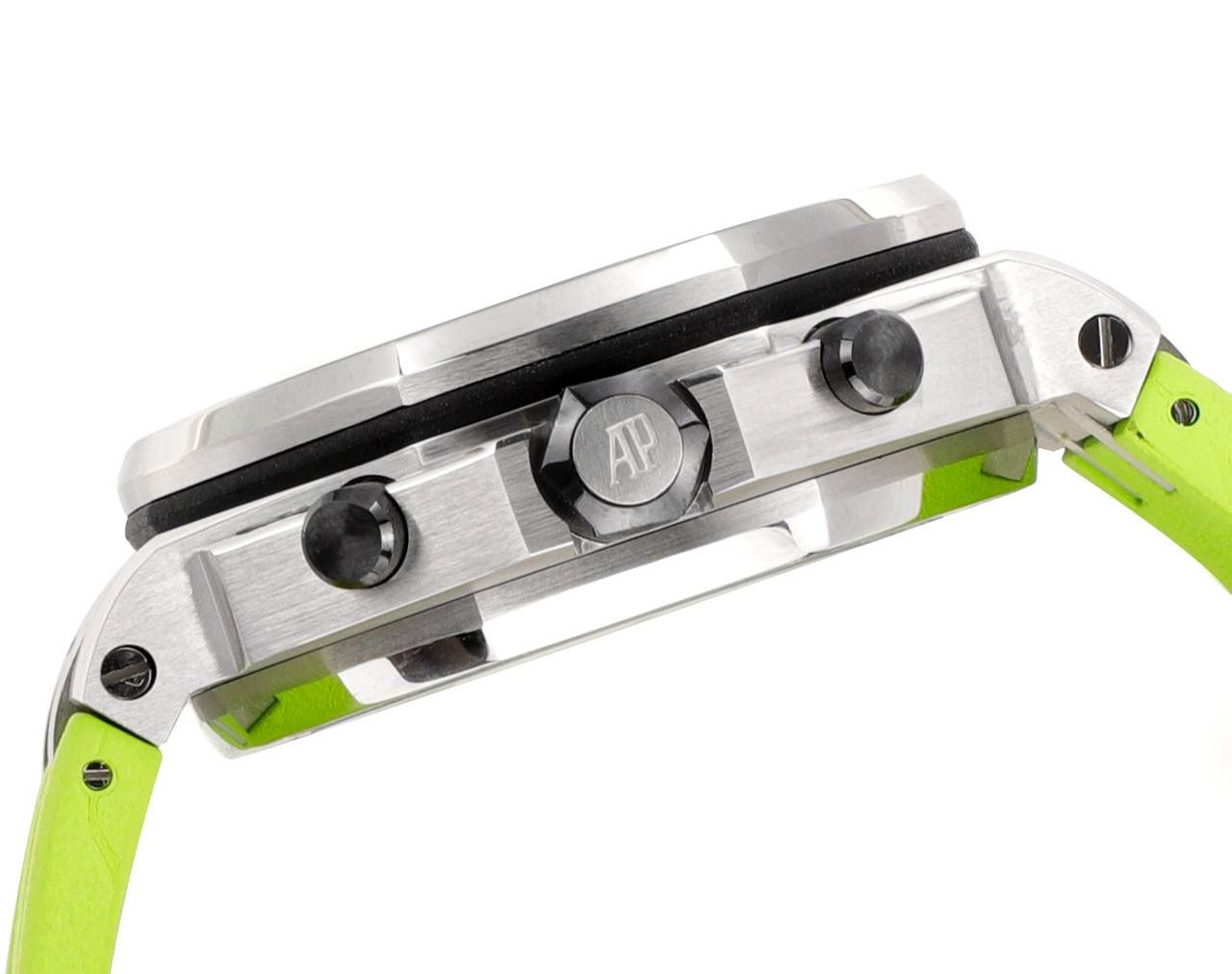 AP爱彼皇家橡树系列水果腕表 型号：26703 跑秒计时自动机械男表 搭载原版cal.3124机芯 直径：42mm 超强夜光🚀💯 1.表壳材质选用的316L精钢，经过CNC一次成型锻造了42mm的表径，表壳在经过拉丝工艺多次打磨抛光后做到了无懈可击，包括螺钉也一致还原 2.表盘字面格纹错落有致，立体感很强。刻度线粗细程度以及长短均与正品保持一致。条钉时标内部填充超强夜光材料。两组小圆盘对称分布，就像两只小眼睛。盘面内有一圈一圈的放大环，细节处理很到位。 3.橡胶表带表面的磨砂质感很强.采用无味不沾灰尘的进口橡胶，只为提高佩戴的舒适感 4.前后玻璃都采用蓝宝石水晶镜面玻璃，镜面通透性也很强。这款腕表采用3124机芯，做到了外观和正品的极其相似，走时精准稳定！！！