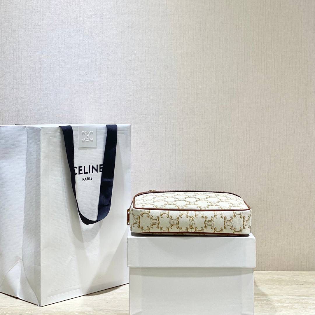 🔥大货实拍图 𝗖𝗘𝗟𝗜𝗡𝗘♥𝗖𝗔𝗡𝗩𝗔𝗦 𝗣𝗔𝗧𝗔𝗣𝗔𝗡𝗦 型号：196252 尺寸：20.5*15*4.5cm TA真的非常好用+多种背法+价格合适+细节满满～双链条腋下，单链条单肩，斜挎/手拿 一包多用✔️