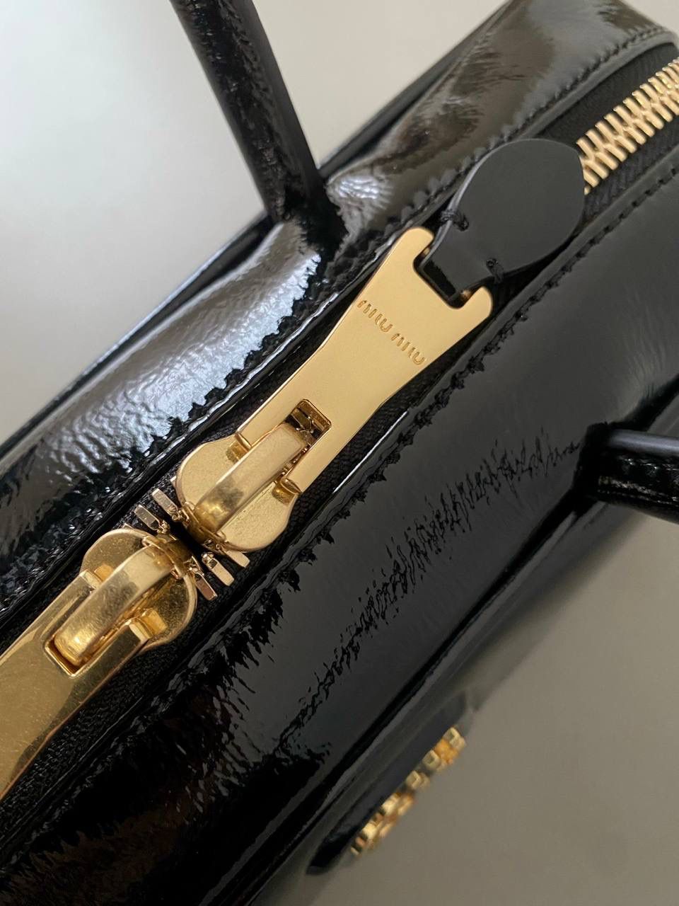 🈶漆皮黑 𝗠𝗶𝘂𝗠𝗶𝘂保龄球| 新面料来啦 漆皮色泽光亮自然饱满～ 皮面透着的皱纹仿佛湖面上的水波纹 无论是视觉还是手感，质感都很绝！ 27×12×8cm，#F0011m