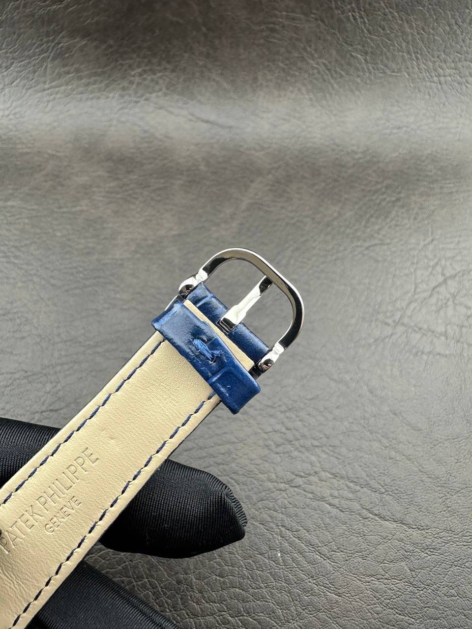 PP➕ Factory2025新品首发｜百达5738系列 68克配重版 复刻经典，更胜经典——GOLDEN ELLIPSE 黄金椭圆腕表重磅登场！ ✅ 黄金分割美学重塑：遵循1:1.6181经典比例，34.5MM×39.5MM椭圆表径搭配7.7MM纤薄厚度，复刻古典韵味与佩戴舒适度。 ✅ 316L精钢表壳：介于圆形与矩形之间的别致椭圆轮廓，还原原版线条张力，质感细腻出众。 ✅ 3D立体云贝母表盘：专属浮雕打印工艺，折射神秘深邃光泽，告别市面暗淡平庸款，上手自带高光。 ✅ 定制进口小牛皮表带：21X16尺寸对版原配，搭配同型椭圆表扣，与表壳设计遥相呼应，贴合手腕更显格调。 ✅ 9015精准机芯：走时稳定精准，兼顾实用性与耐用性，日常佩戴无压力。 PP➕不做“远观款”，只为呈现最接近原版的真实佩戴体验——从细节质感 to 上手触感，每一处都经得起近距离审视，让经典韵味在腕间完美延续！