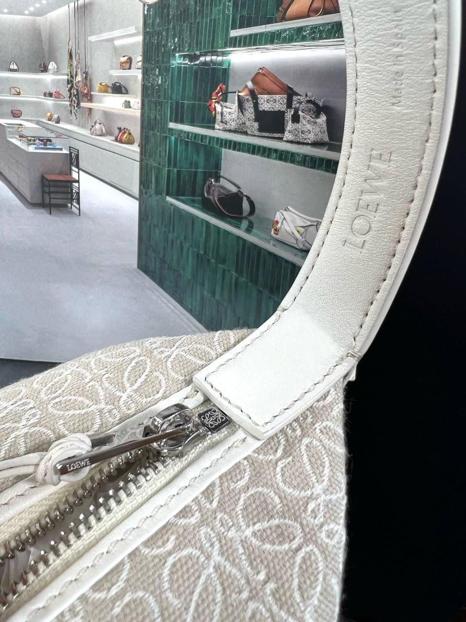 * 𝘊𝘶𝘣𝘪 𝘈𝘯𝘢𝘨𝘳𝘢𝘮 提花布手袋✌️ 大号尺寸:27-17-22cm（顶部宽处34cm） 小号尺寸：21-12-17cm（顶部宽处25cm） 编码:062102小花/红色条纹/提花布 包包面料挺括度适中，没有固定形状 ，背上出门慵懒氛围感十足😘，肩带可以调节，伸缩至腋下背，单肩，手拎皆可