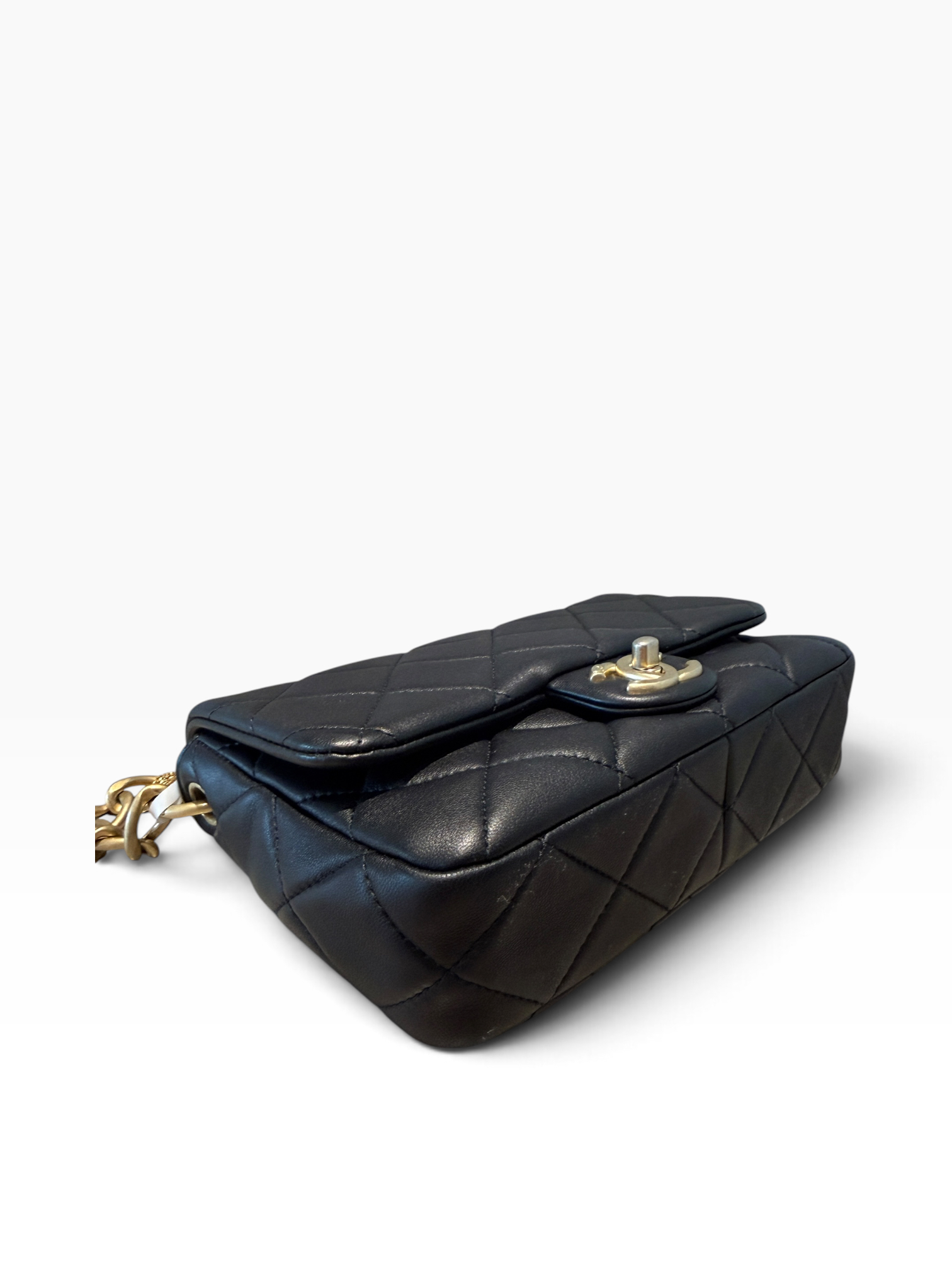 Pre owned chanel shoulder black P10121