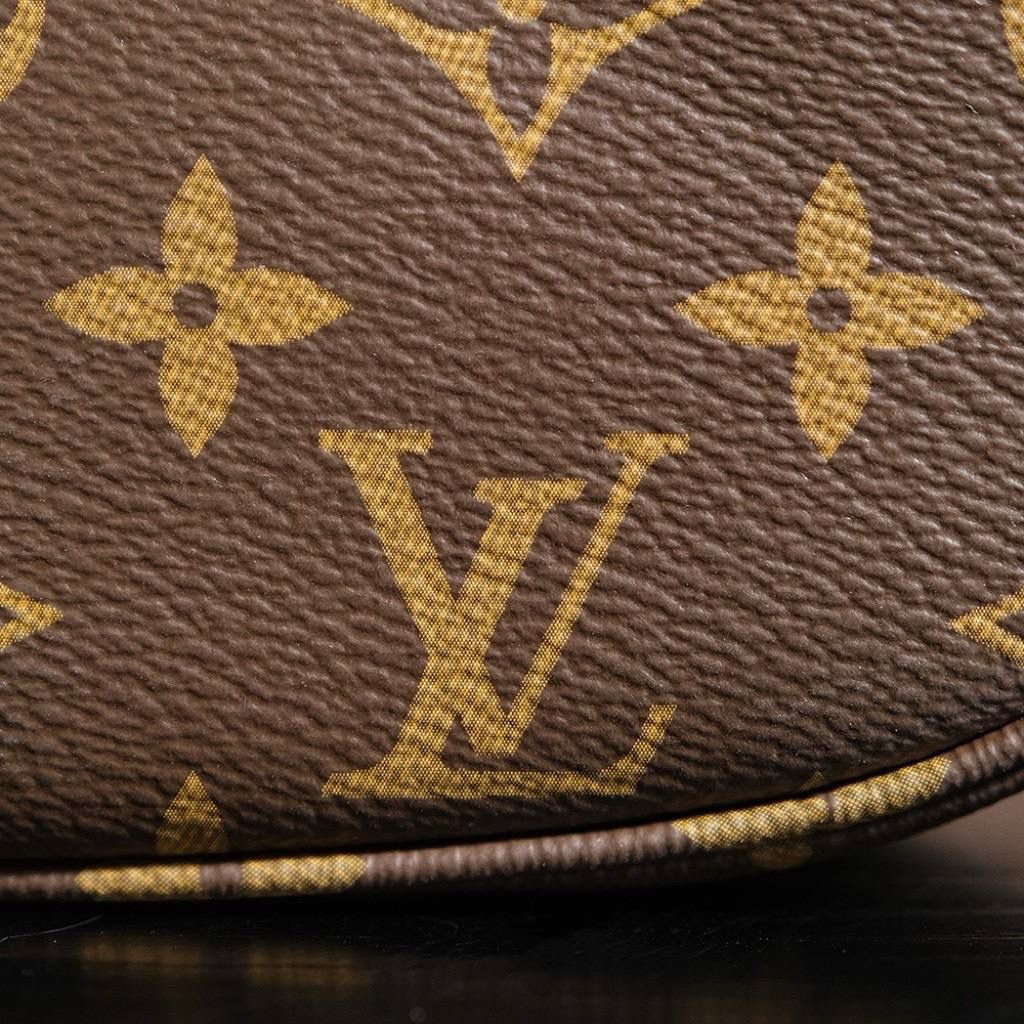 𝐒𝐀𝐔𝐌𝐔𝐑 𝐁𝐁 双子星系列🎀 ❐ 尺寸:20*16*7.5cm ❐ 𝑺𝑨𝑼𝑴𝑼𝑹 𝑩𝑩系列，已成为“必入包王款” 经典的老花配色，简约复古、双子星本身的气场就自带氛围、上身的颜值视觉更是出乎意料的高级！🤩✨ 习惯性解放双手，肩带既可灵活调节，容纳量更是感人！一包多种背法，不分任何季节的百搭！ 相信我，这款必冲，至今为止一直在溢价的王牌大爆款！👜🔥